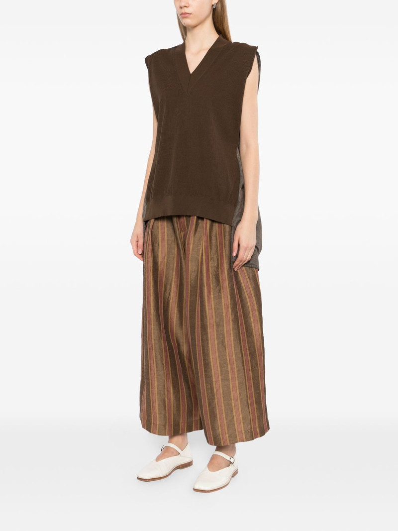 V-neck sleeveless top 3