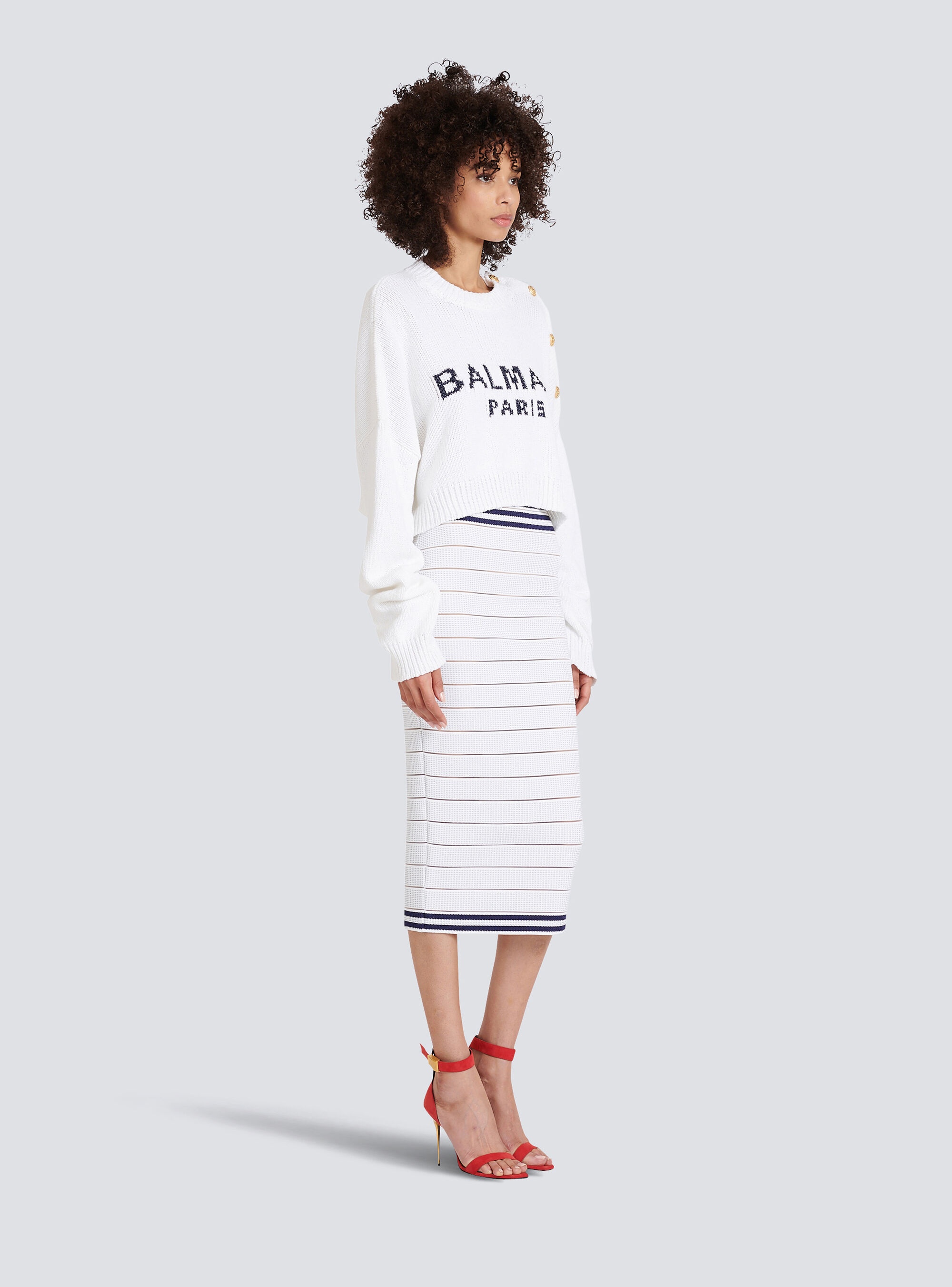 HIGH SUMMER CAPSULE - Cropped knit sweater with Balmain logo print - 5