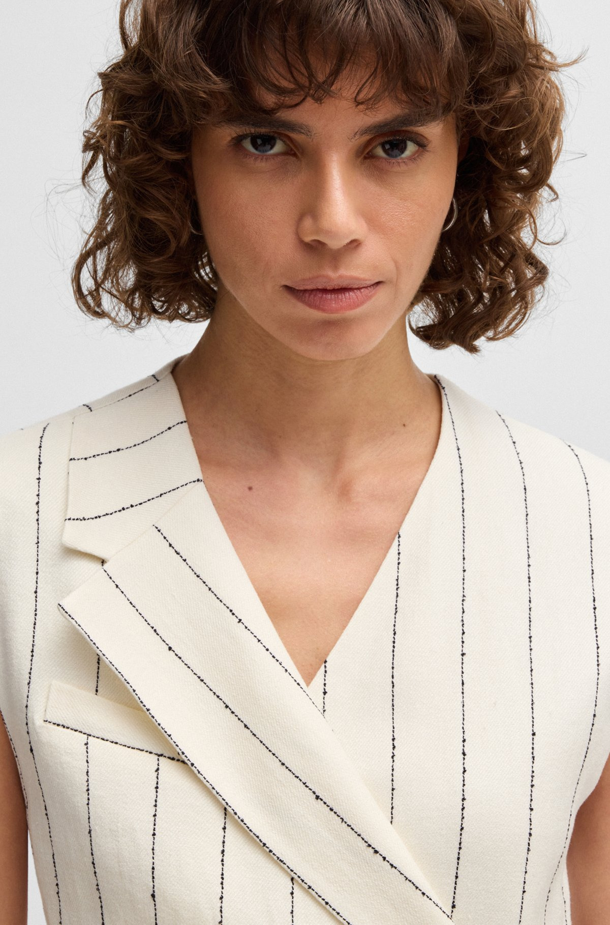 WRAP-FRONT DRESS IN A PINSTRIPE LINEN BLEND - 5