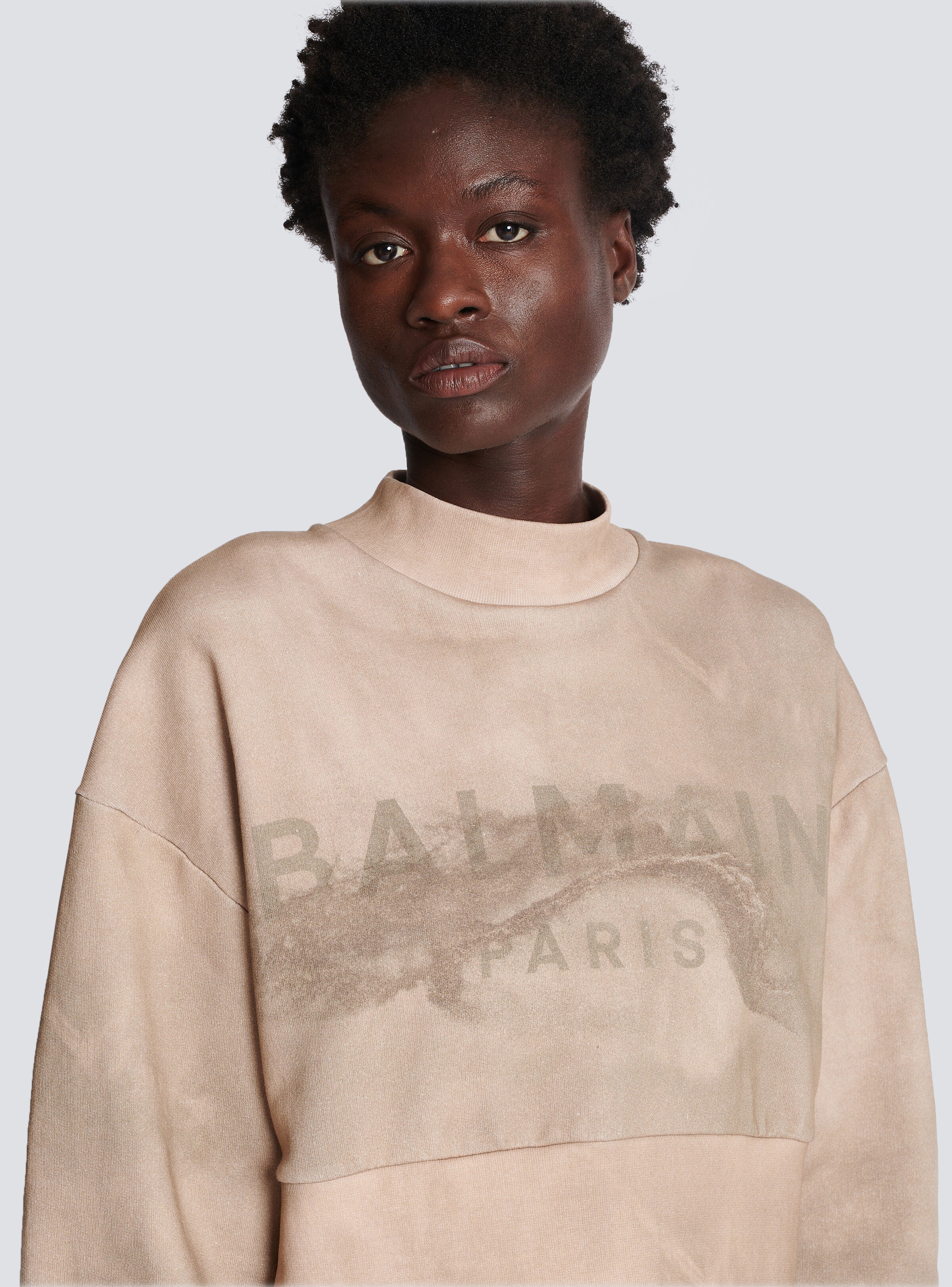 Eco-responsible cotton cropped sweatshirt with Balmain logo print - 6