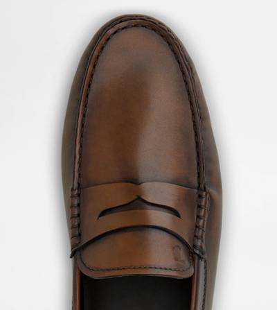 Tod's GOMMINO DRIVING SHOES IN LEATHER - BROWN outlook