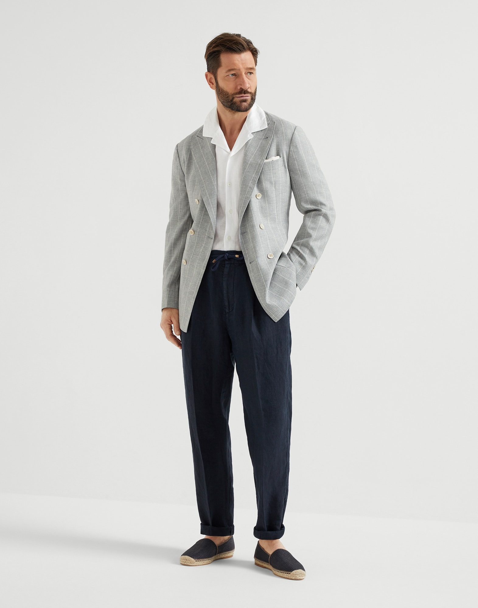 Garment-dyed leisure fit trousers in linen gabardine with drawstring and double pleats - 4