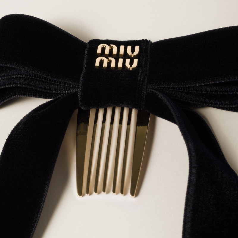 Miu Miu Velvet hair clip outlook