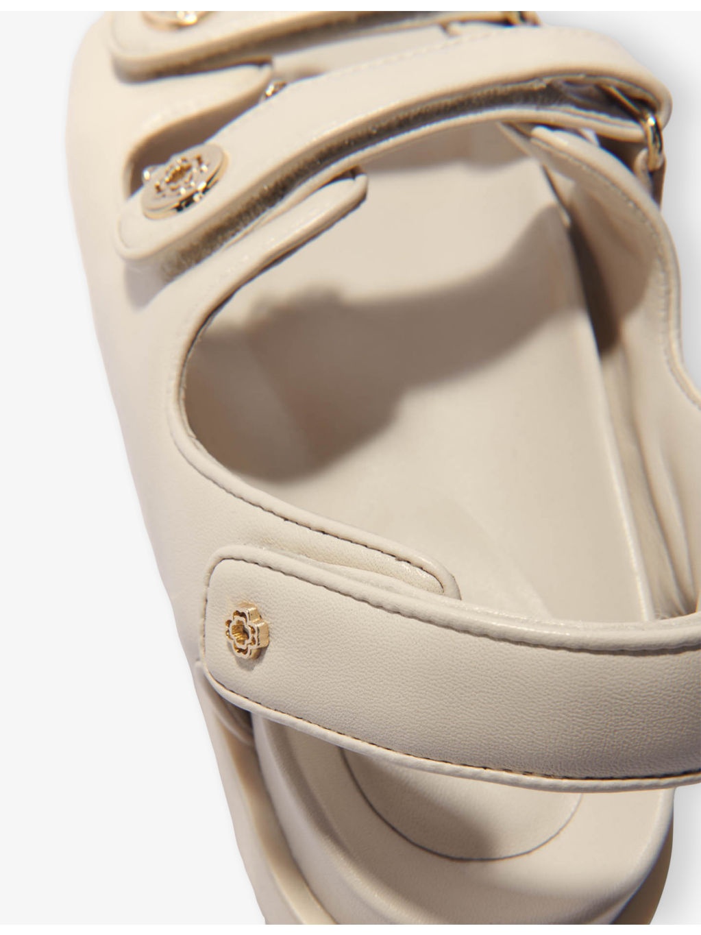 Clover-embellished flat leather sandals - 5