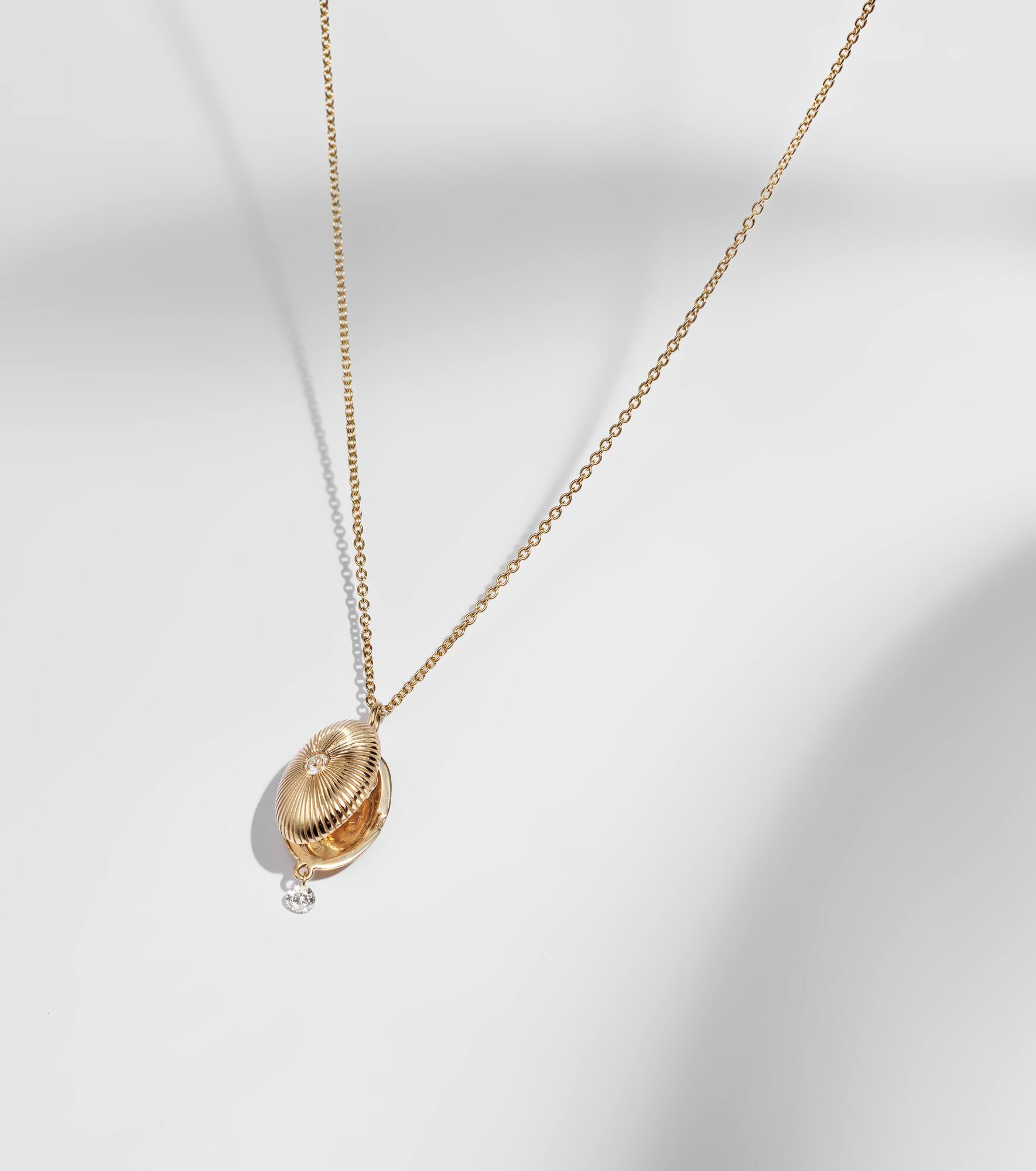 9kt gold locket necklace with diamonds - 5