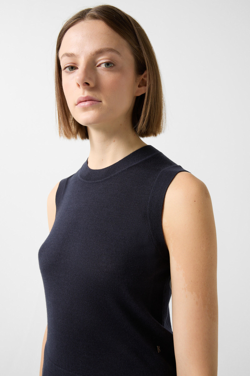 Isola Knitted top in Navy blue 4