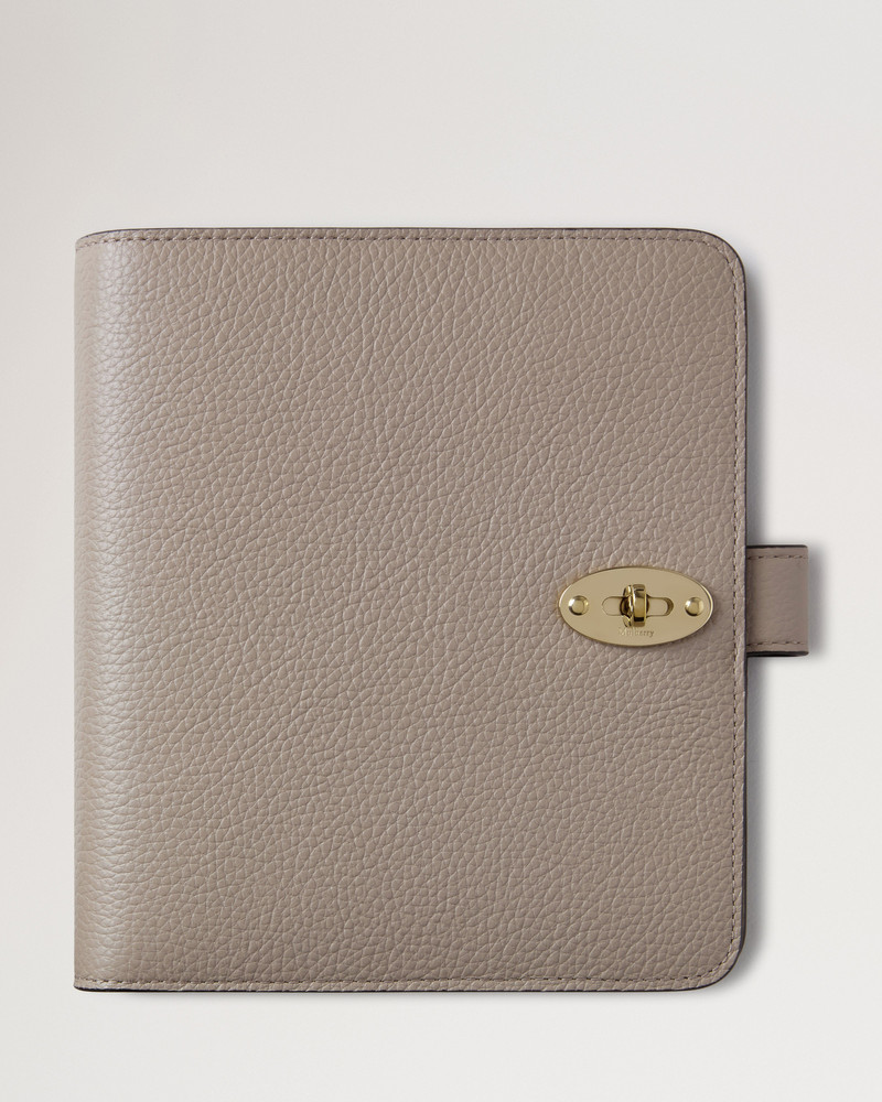 Postman's Lock Agenda
Cashmere Taupe Small Classic Grain 1