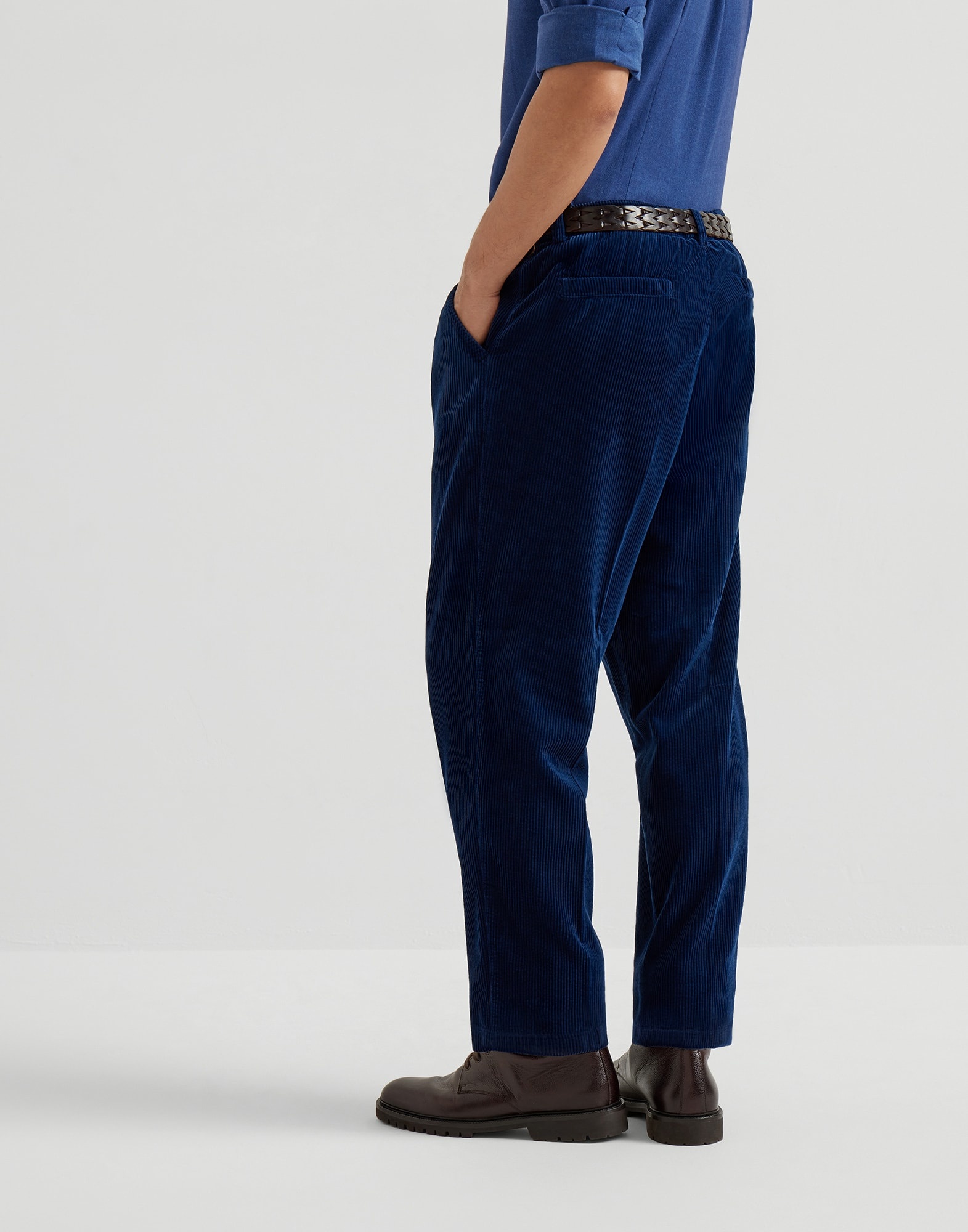 Garment-dyed leisure fit trousers in cotton corduroy - 2