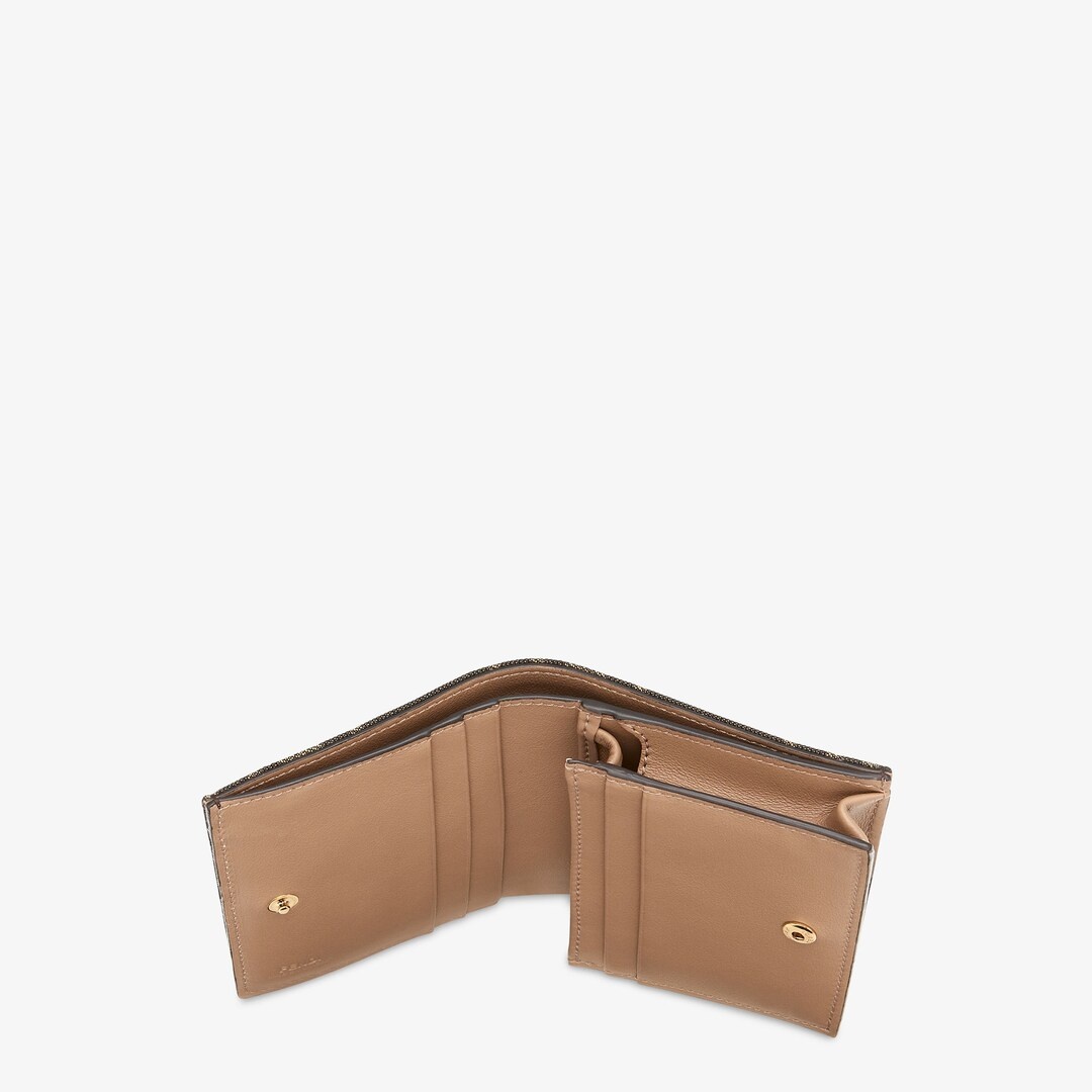 Small Baguette bi-fold wallet. Interior organized with flat pockets, a coin pocket with zip, four ca - 4