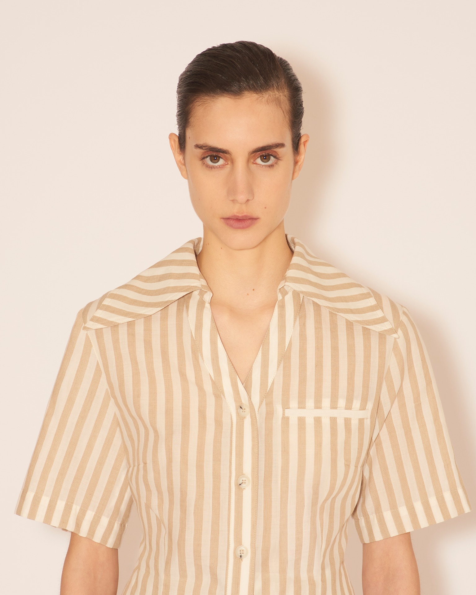 YUSRA - Strong shoulder fitted short sleeve shirt - White / Beige - 6
