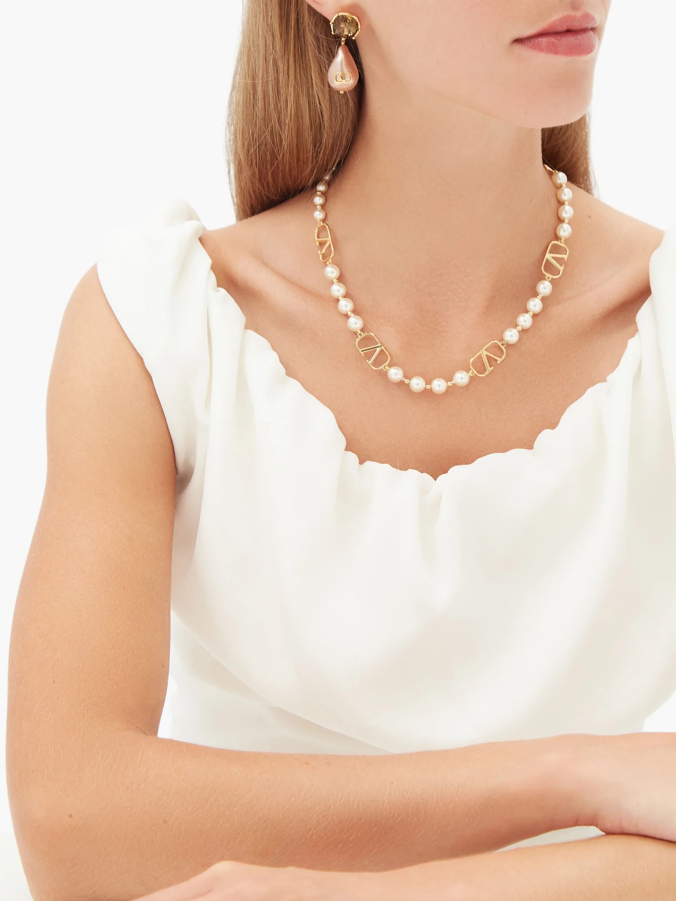 V-logo charm faux-pearl necklace - 2