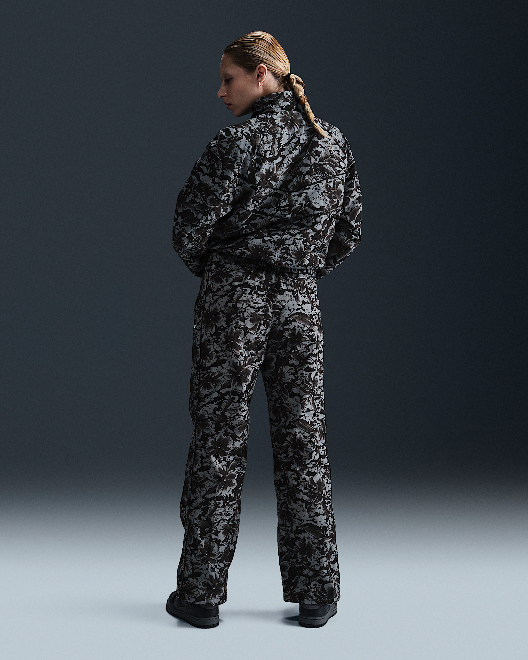 Nike Sportswear Windrunner Women's UV Protection Mid-Rise Woven Printed Pants - 4