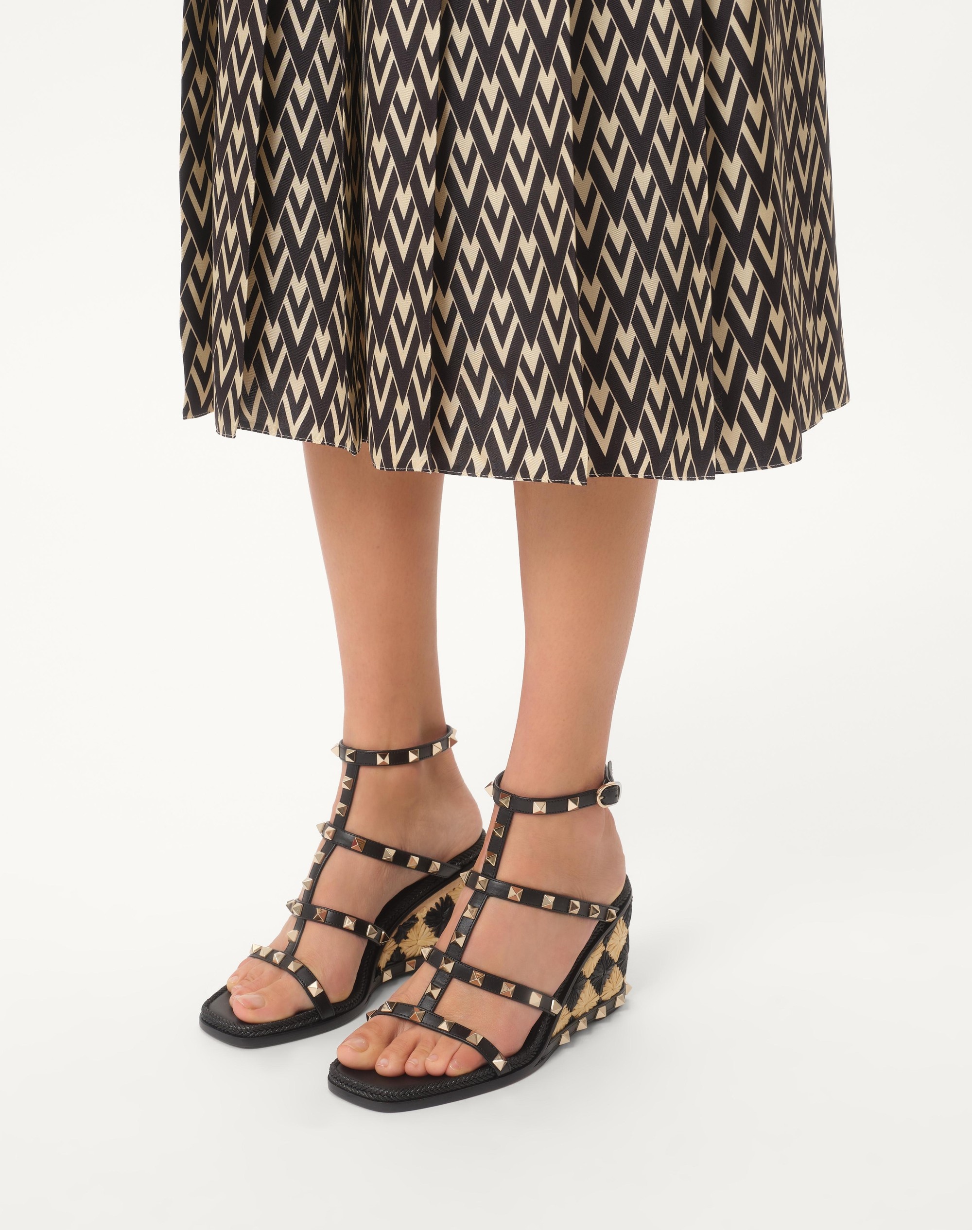 VALENTINO の靴♪ ★ ROCKSTUD SANDAL ★ 80mm 多色 Valentino ROCKSTUD WEDGE SANDAL IN CALFSKIN WITH CHECK