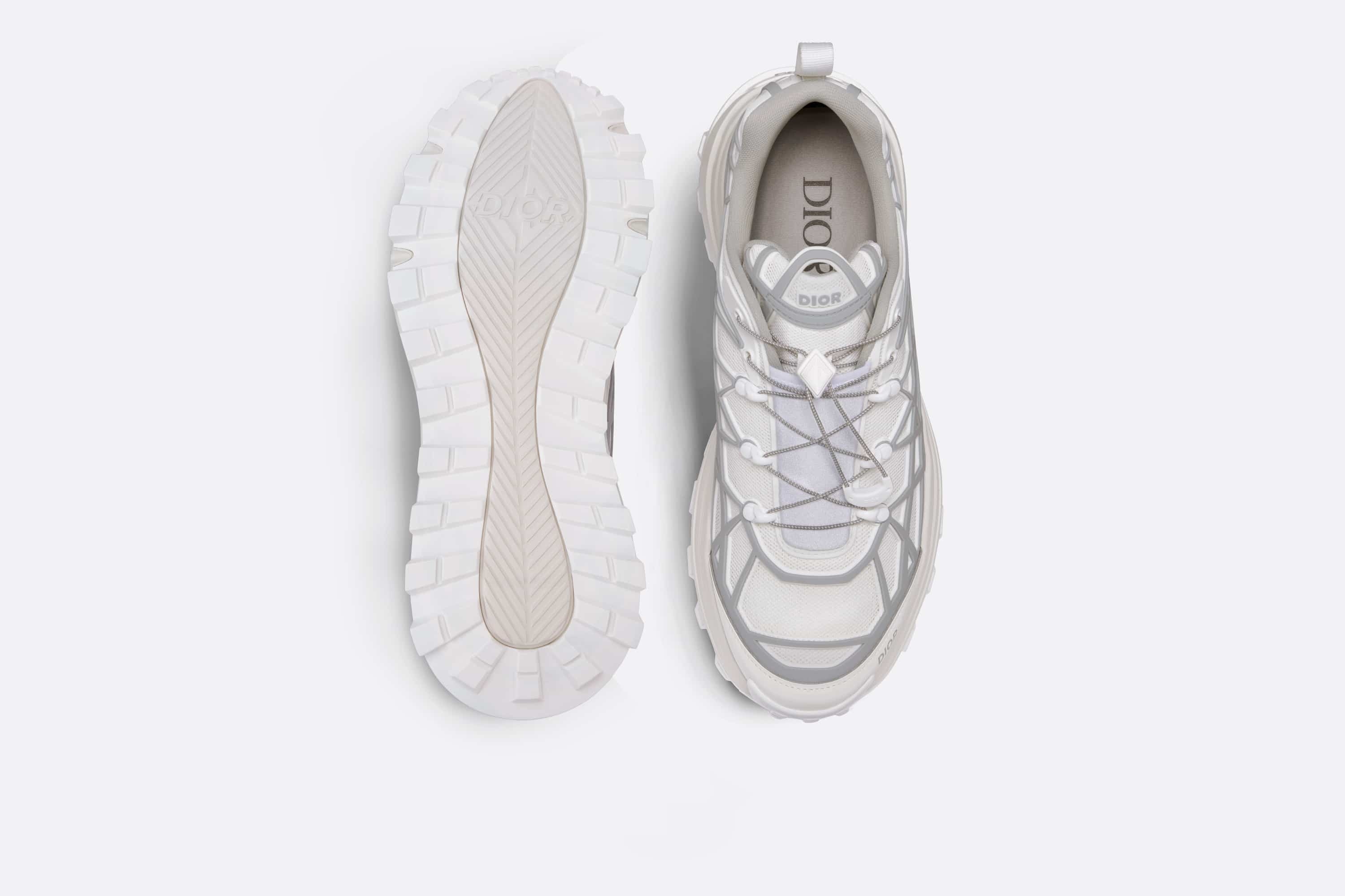 【DIOR】送料/関税込 B31 Runner Sneakers Dior B31 Runner Sneakers in black technical mesh and grey
