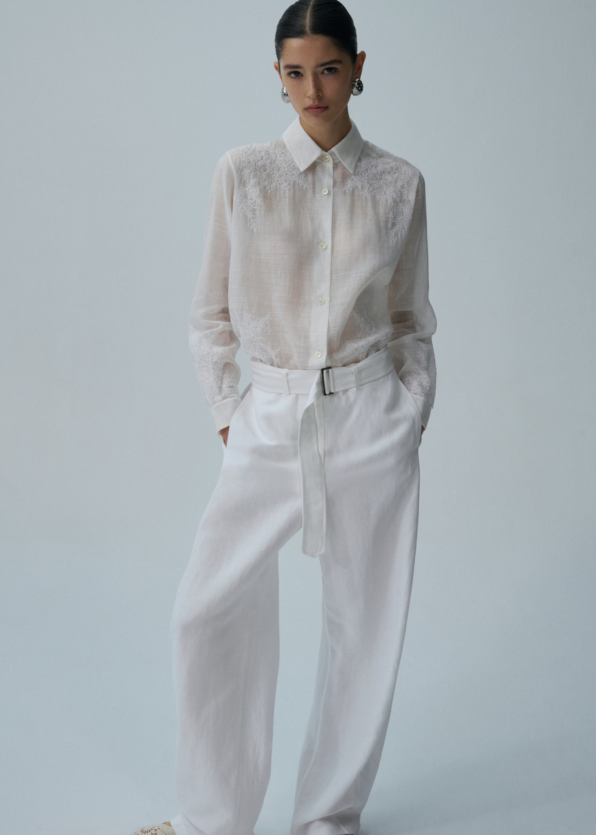Relaxed cotton belted trousers in white - 3