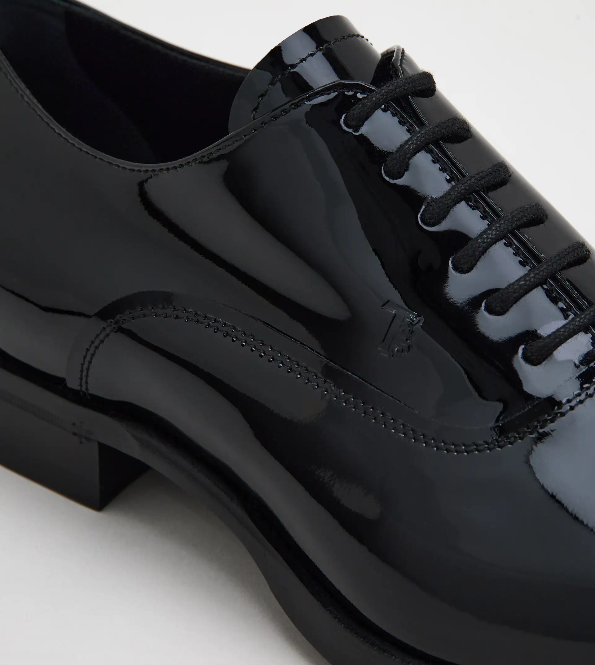 LACE-UPS IN PATENT LEATHER - BLACK - 6