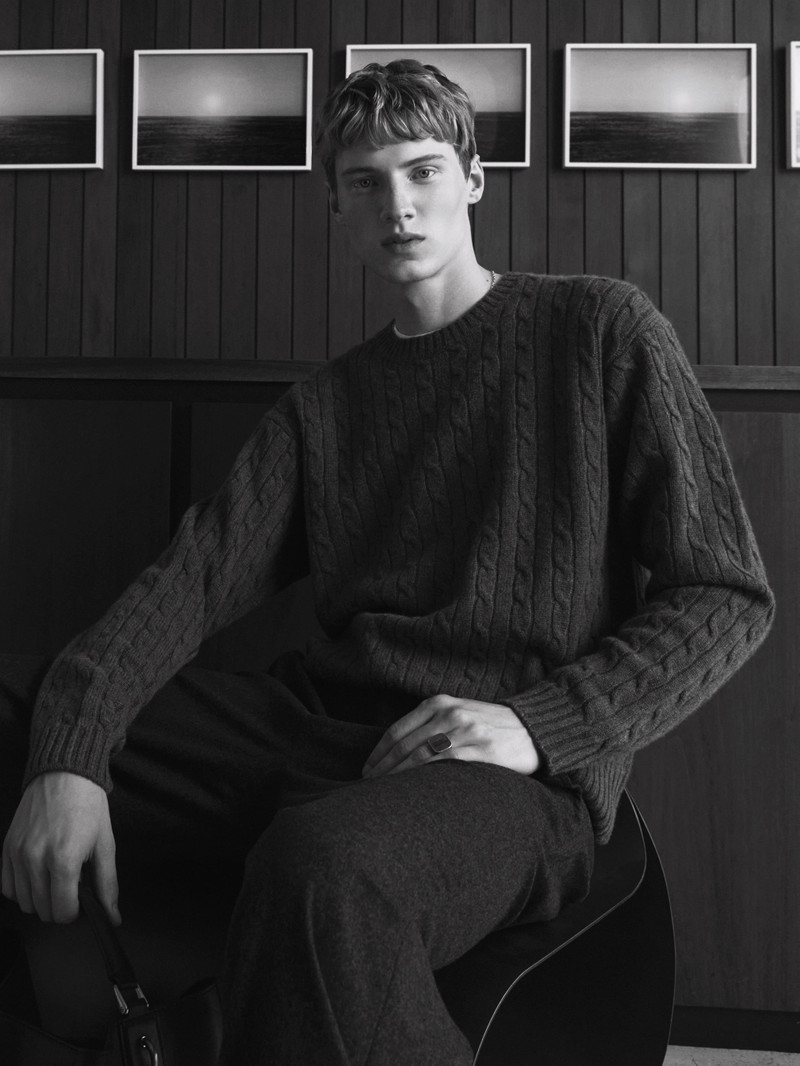 Cable Cashmere Crewneck in Charcoal 4