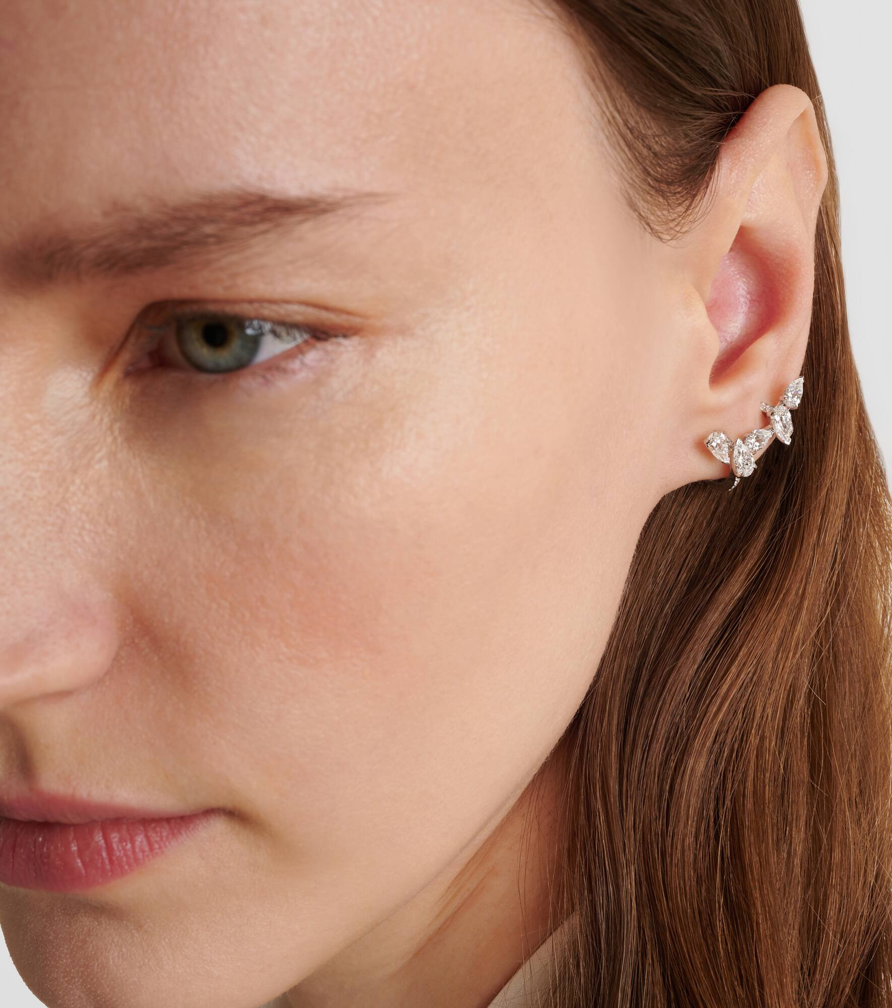 Serti Sur Vide 18kt white gold single ear cuff with diamonds - 3