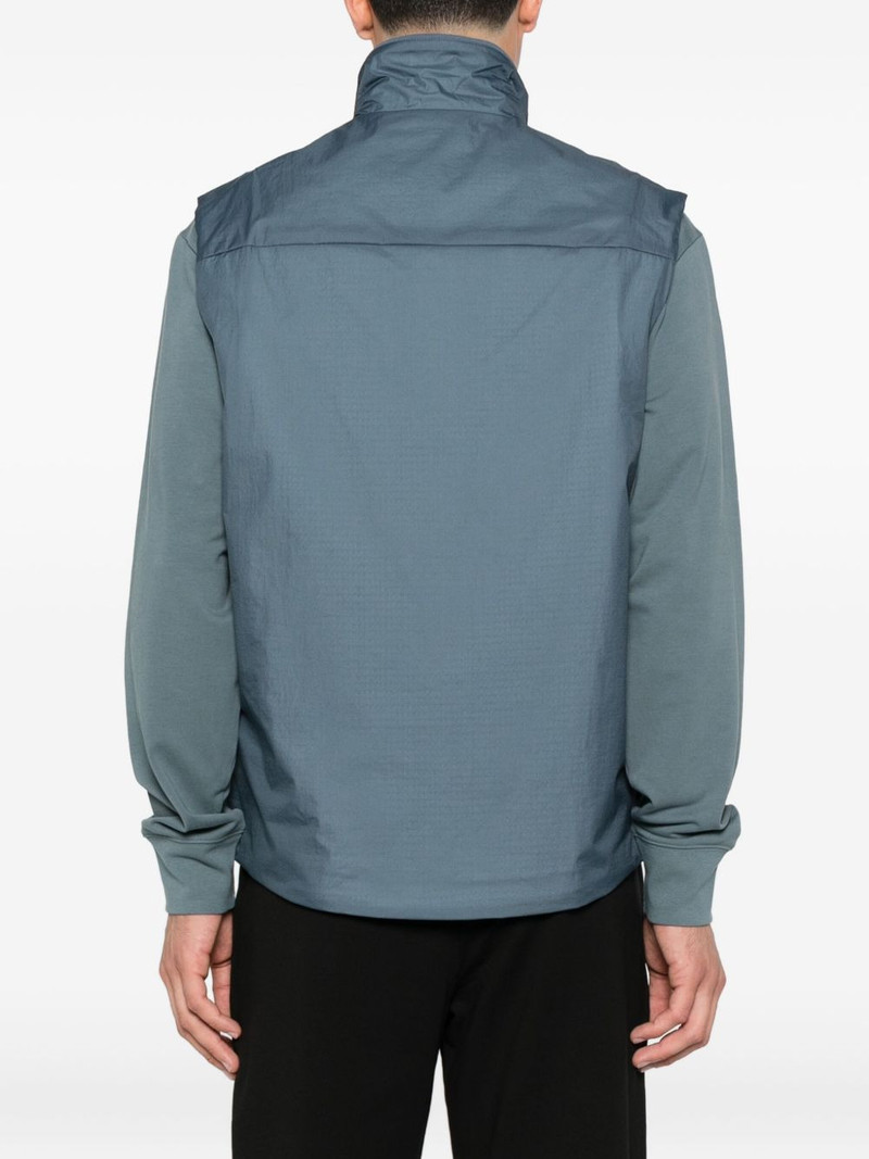 zip-fastening gilet 4