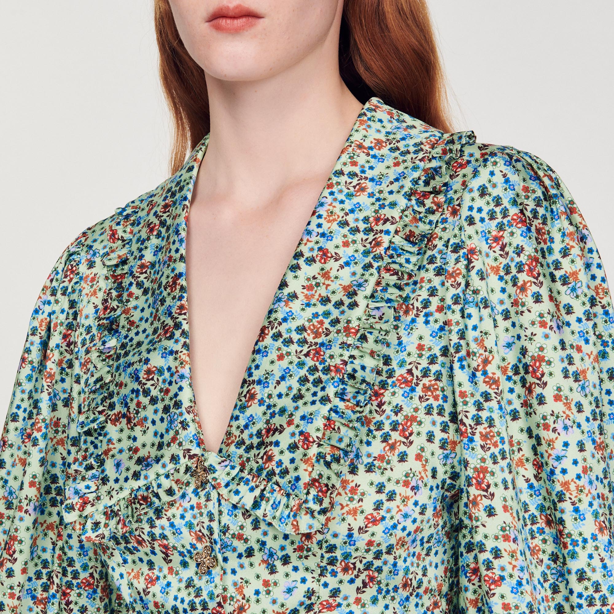Short flowing dress with floral print - 4