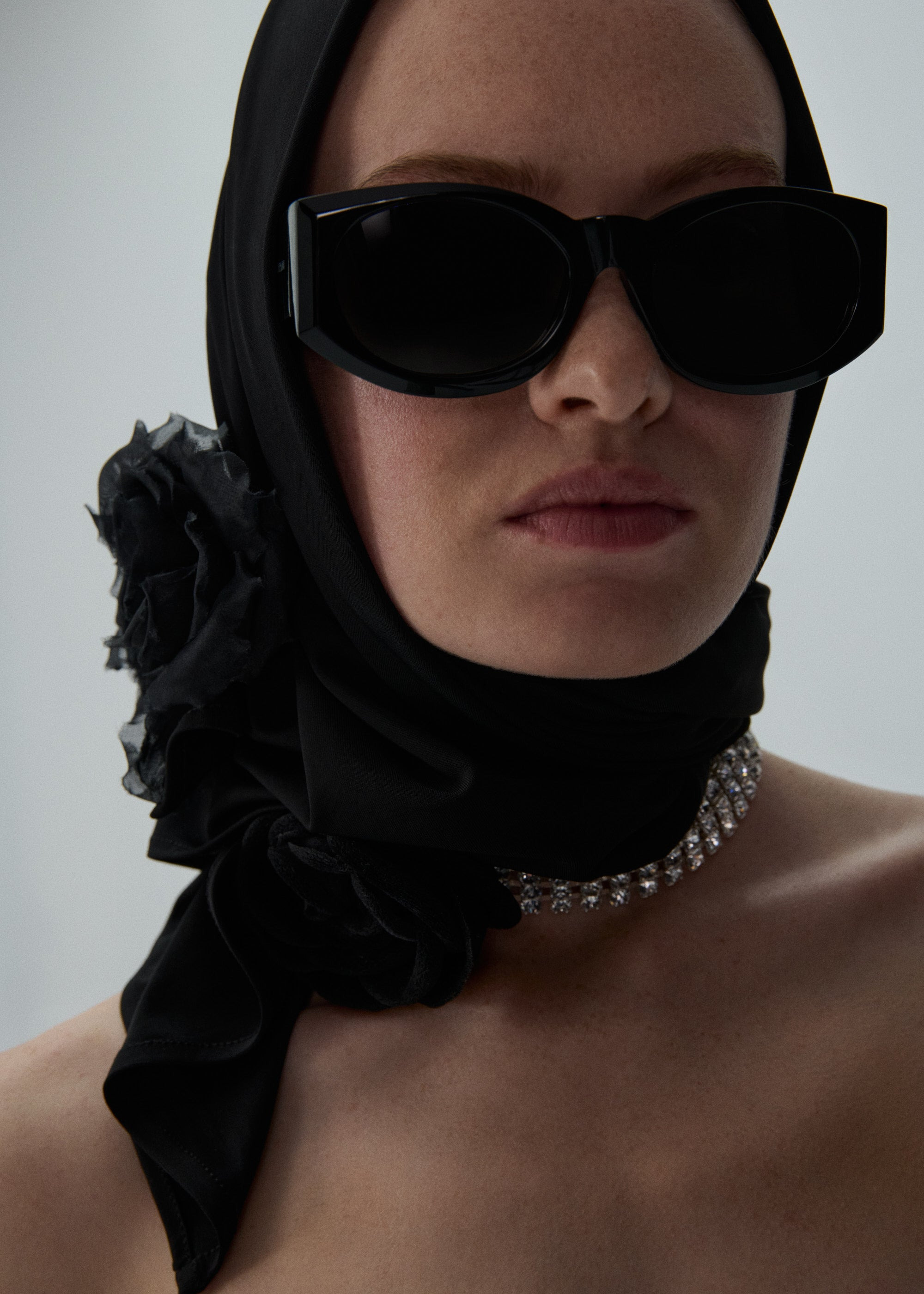 Oval sunglasses in black - 4