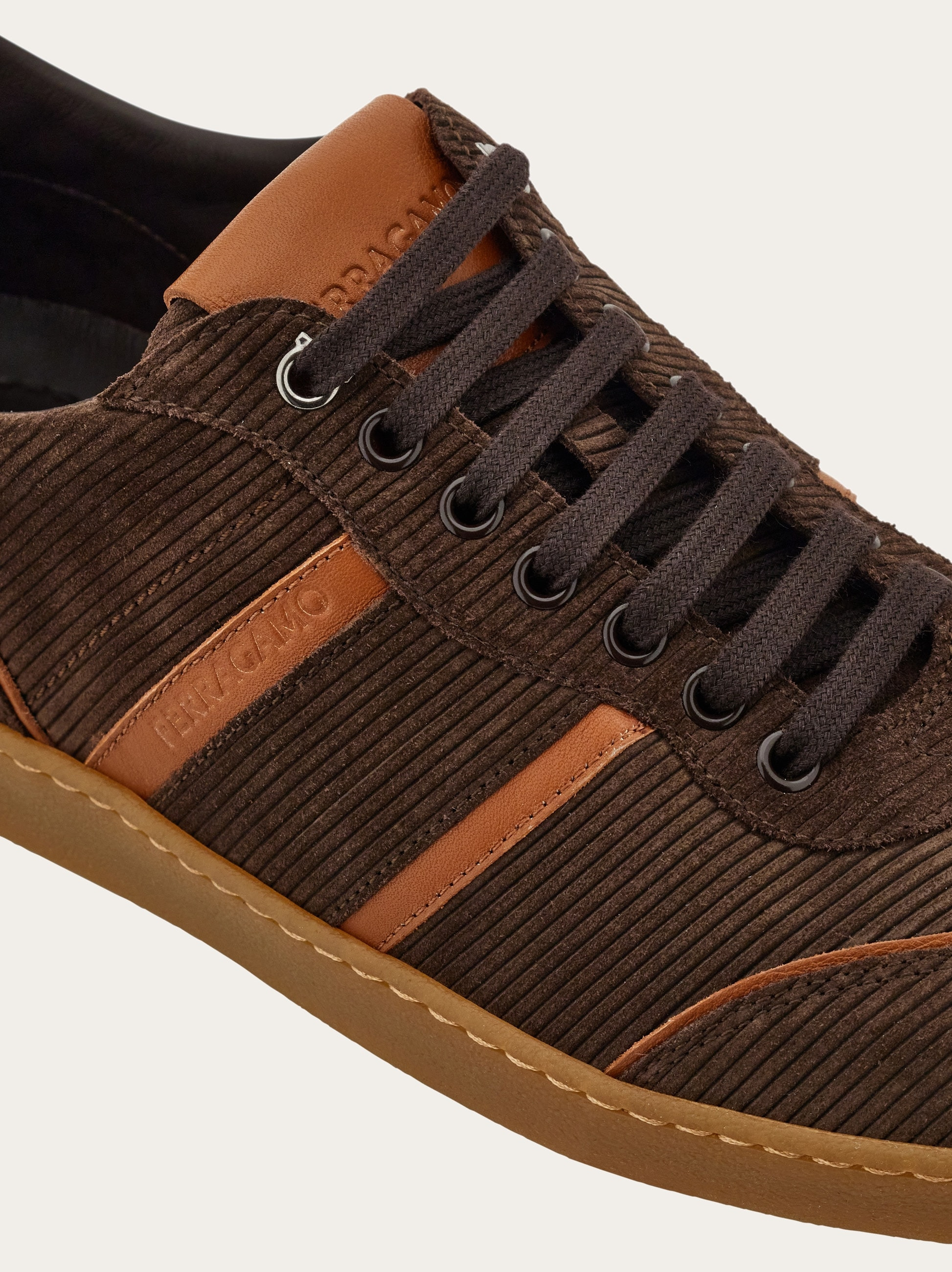 Low-top sneaker with logo - 7