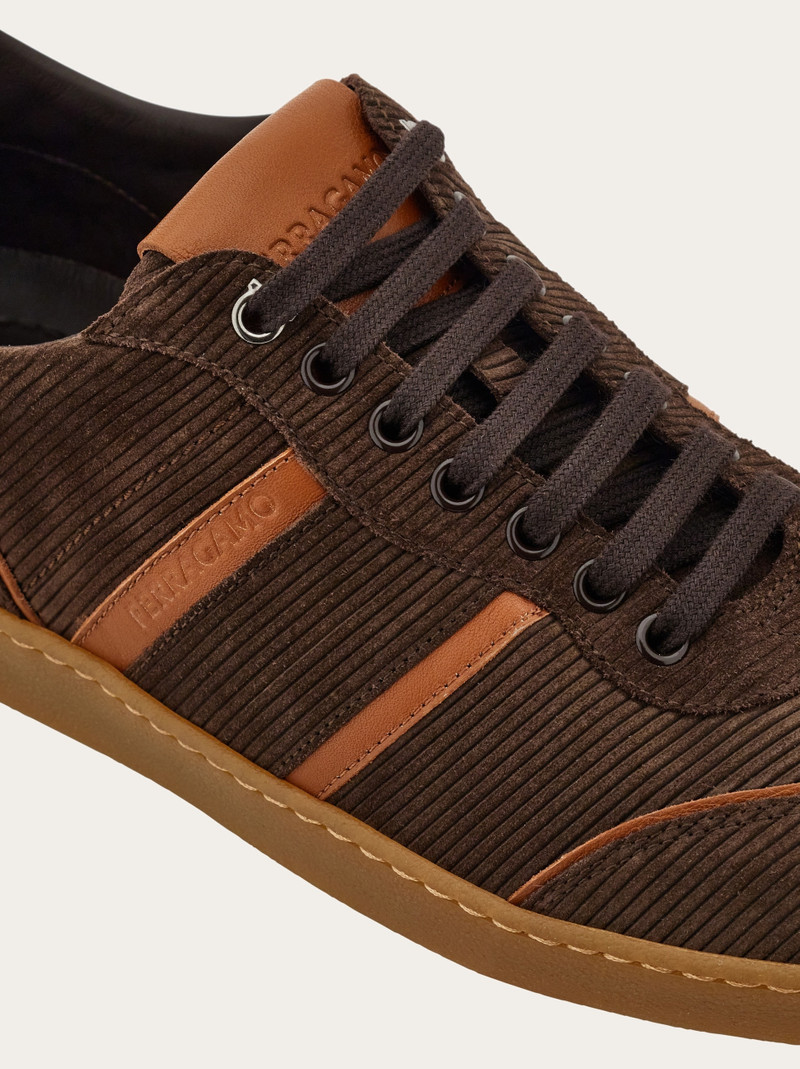Low-top sneaker with logo 7