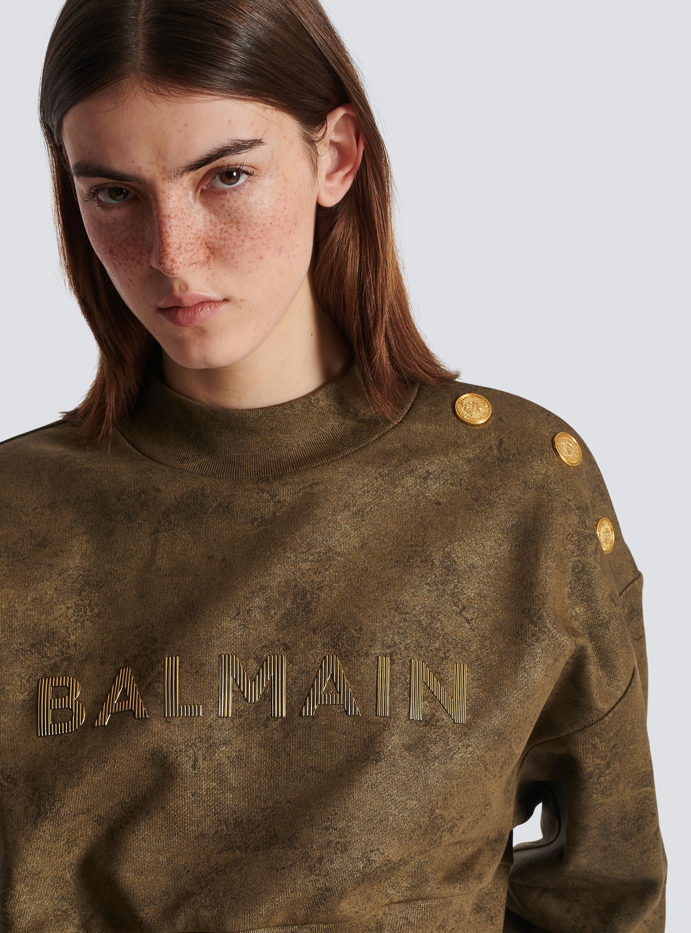 Eco-responsible cotton cropped sweatshirt with metallic Balmain logo - 6