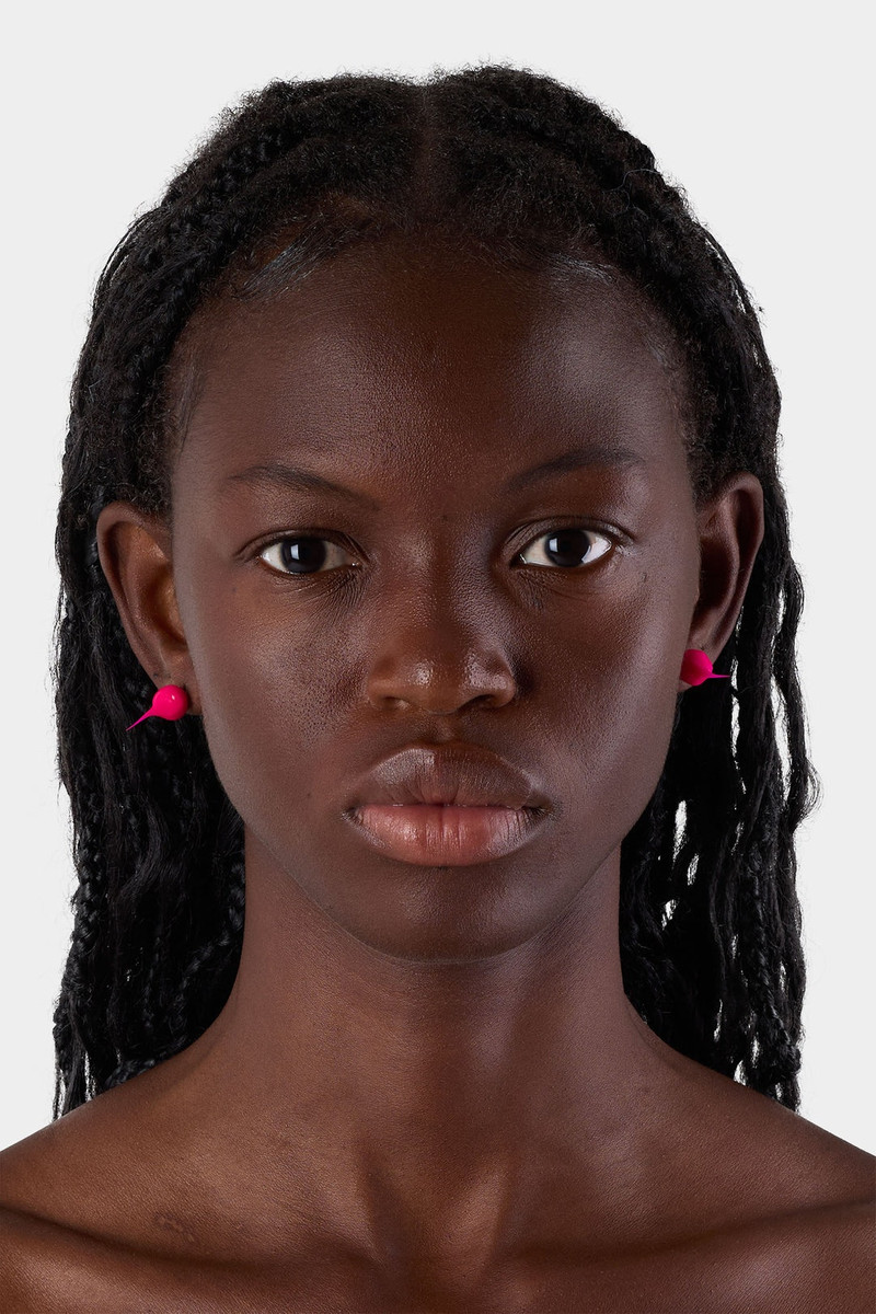 SUNNEI MINI SPIKE RUBBERIZED EARRINGS / fuxia outlook