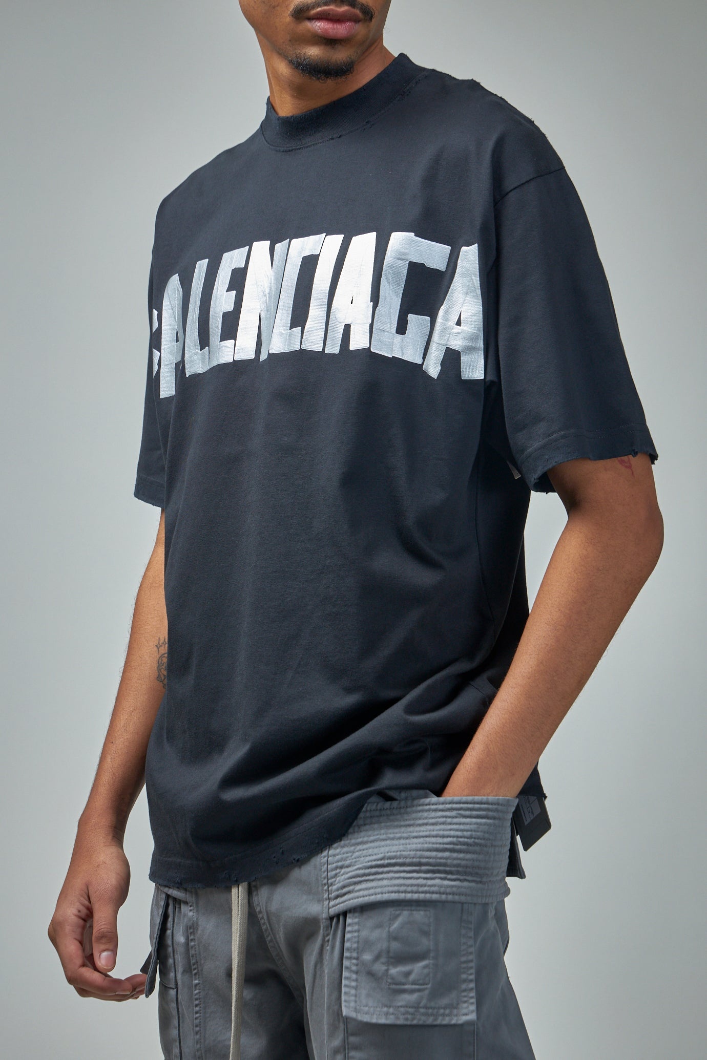 早期完売★BALENCIAGA ロゴ プリント Tシャツ MEDIUM FIT★New BALENCIAGA New Tape Type T-Shirt Medium Fit | labelsfashion