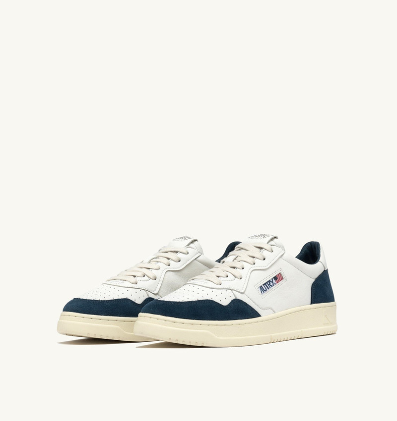 AUTRY MEDALIST LOW SNEAKERS IN WHITE AND CAPRI LEATHER SUEDE outlook