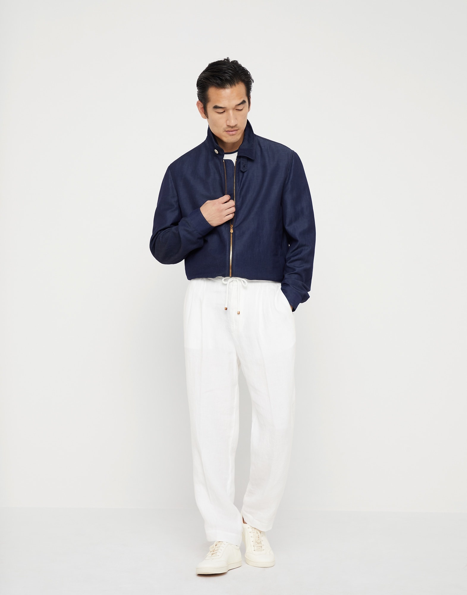 Garment-dyed leisure fit trousers in linen gabardine with drawstring and double pleats - 4