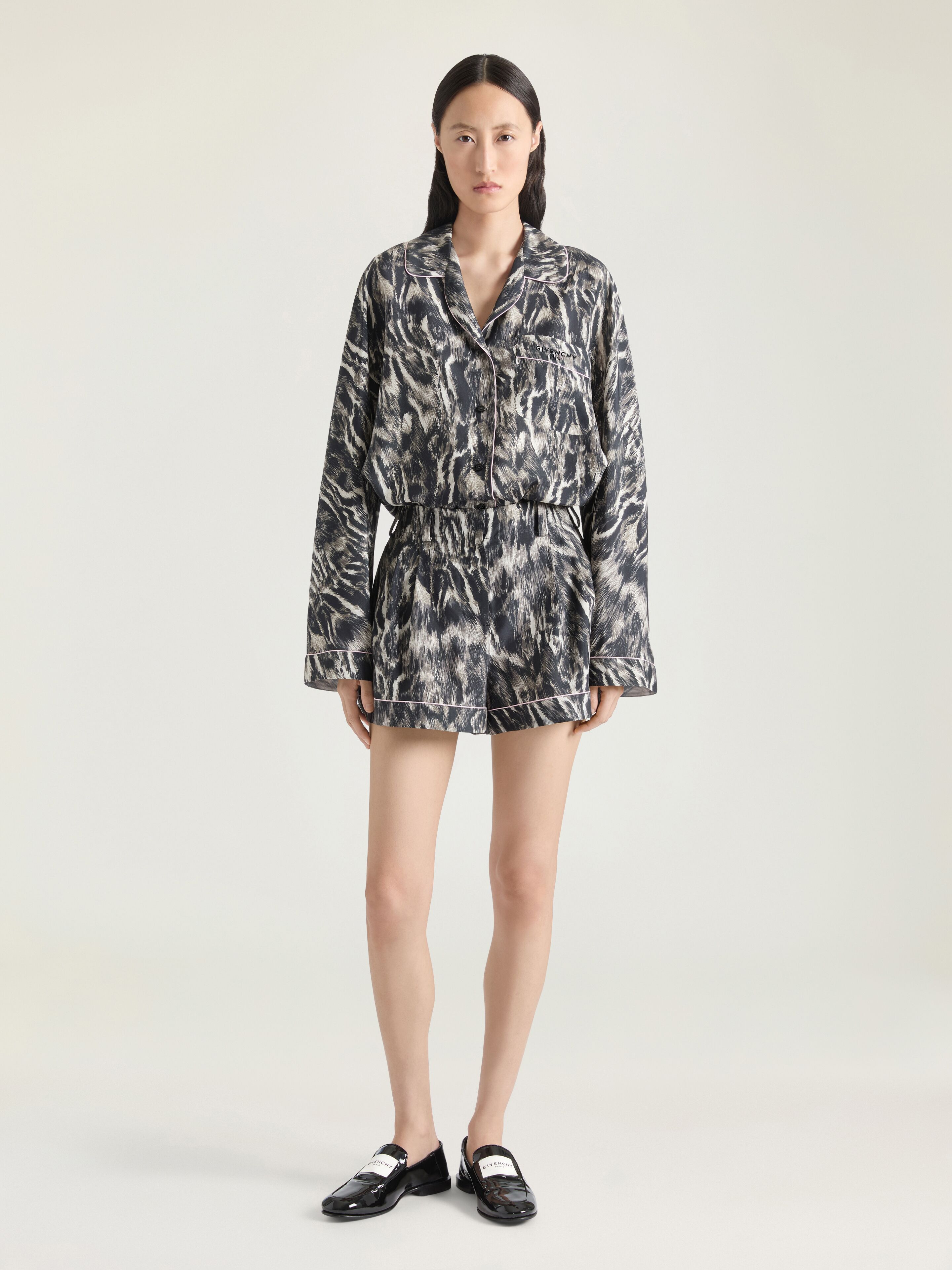 SHORTS IN SILK WITH ANIMAL PRINT - 2