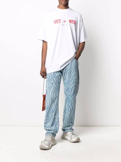 VETEMENTS logo-print oversize T-shirt outlook