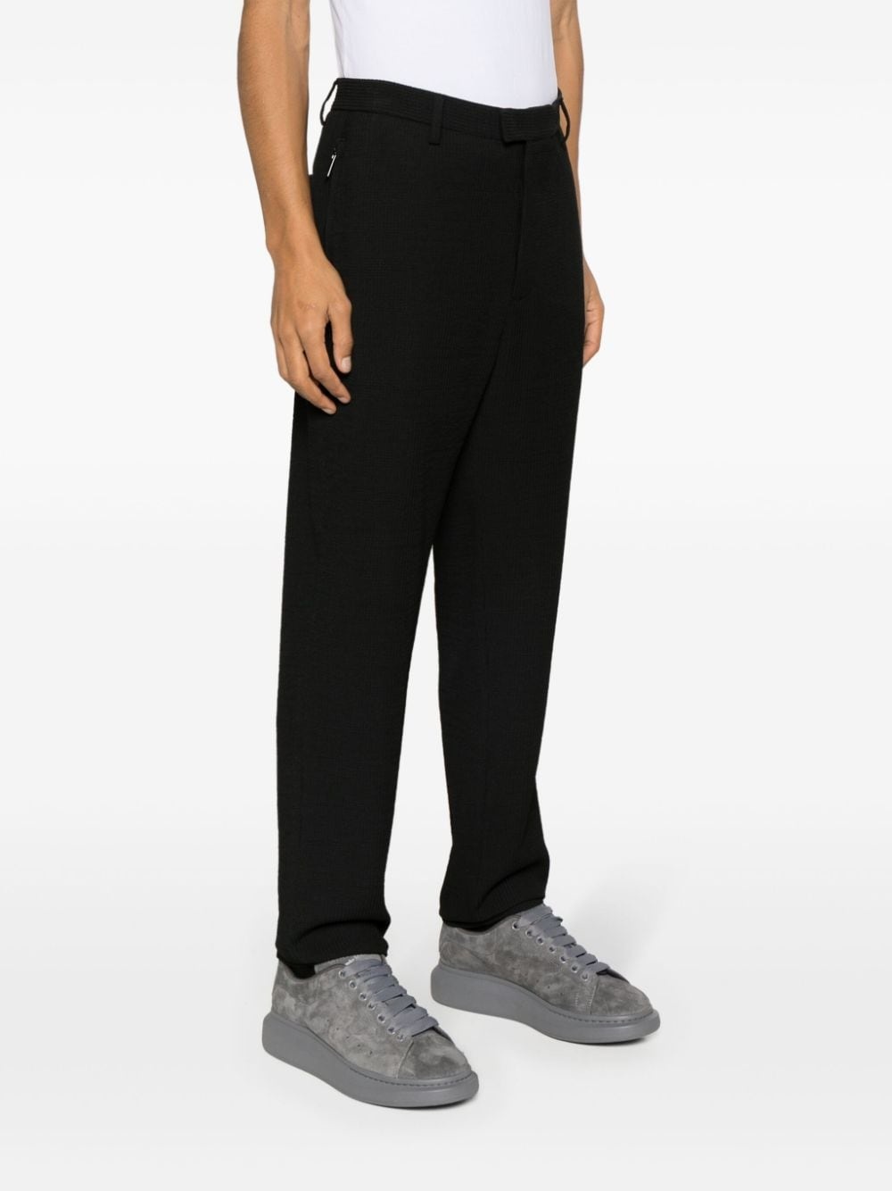 seersucker-textured tapered-leg trousers - 3