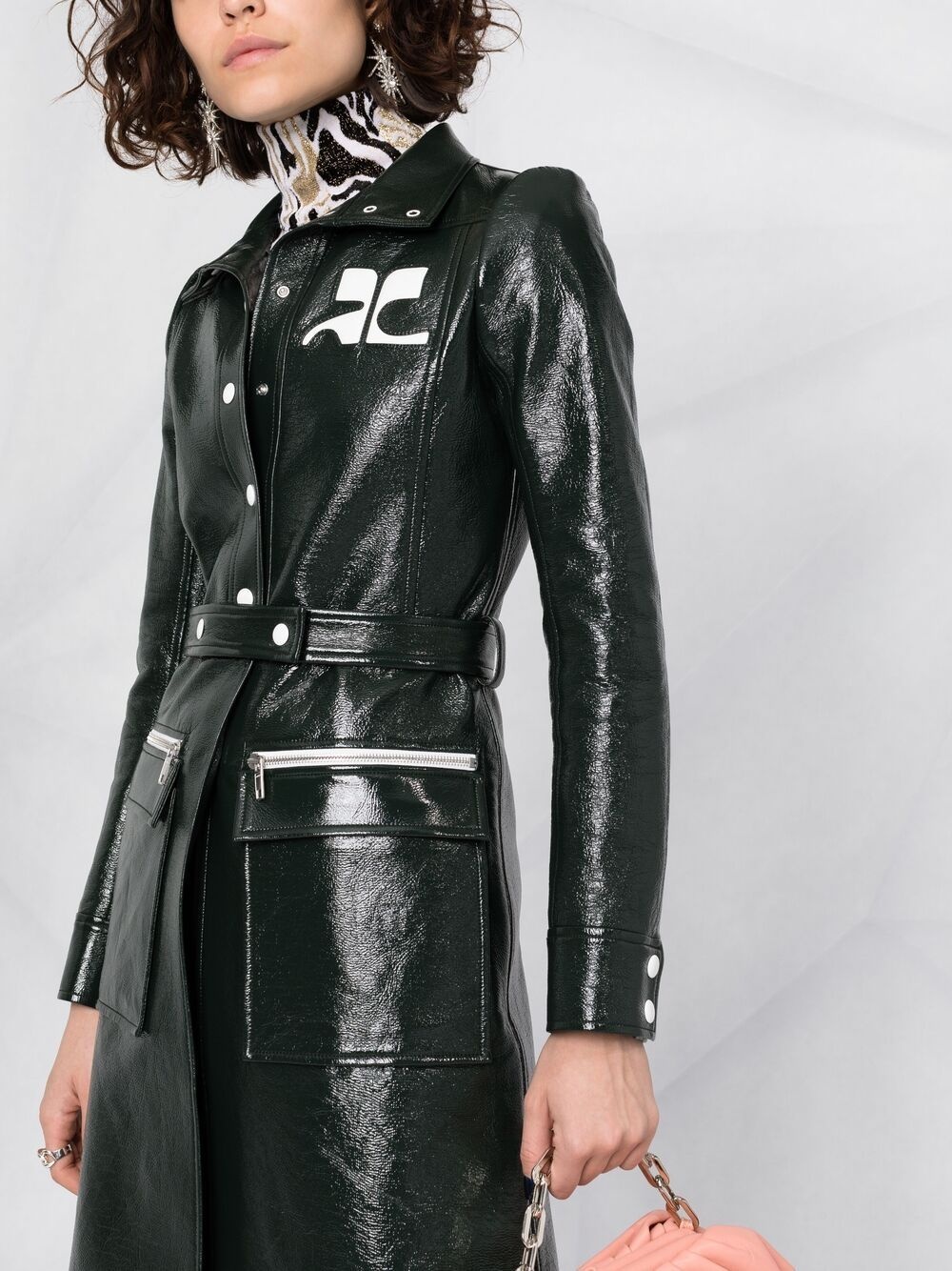 logo-appliqué vinyl trench coat - 5