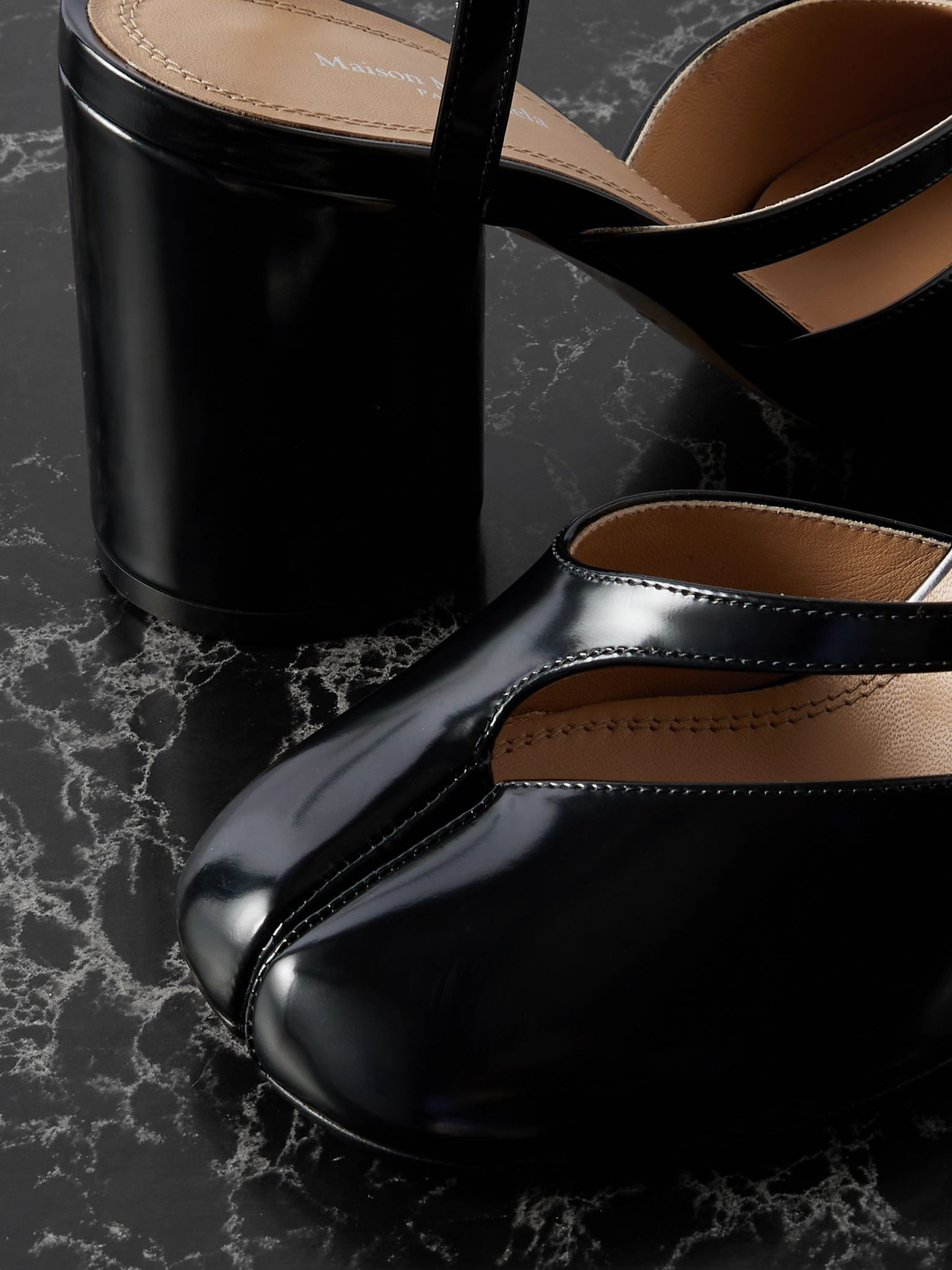 Tabi split-toe glossed leather pumps Black - 4