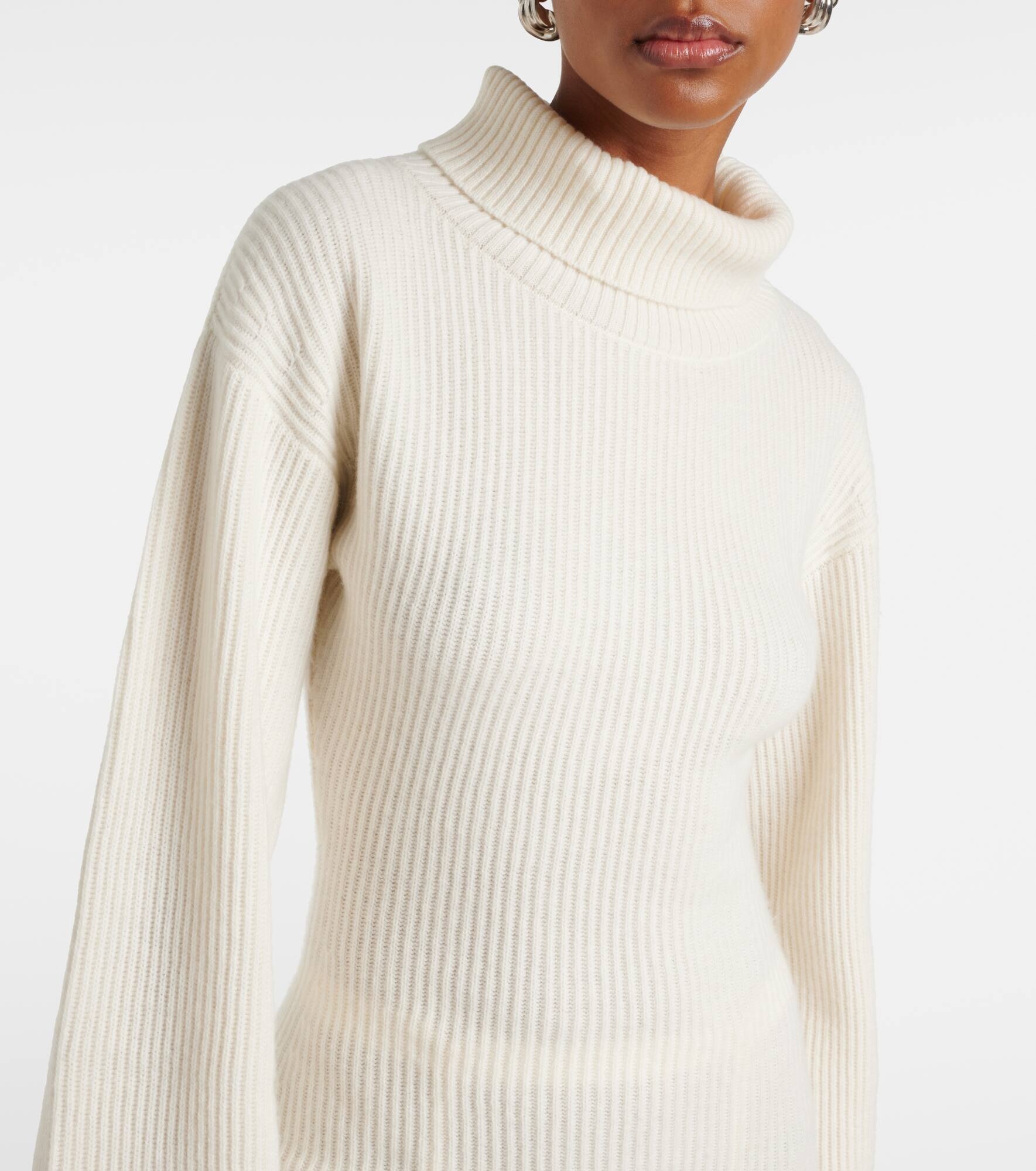 Cursa cashmere sweater dress and socks - 4
