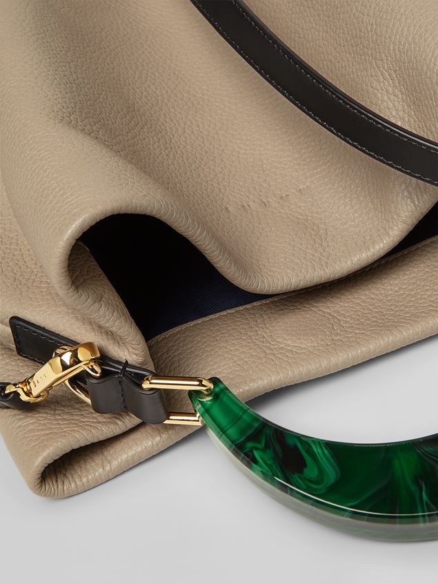 HOBO BAG IN BEIGE GRAINED CALFSKIN AND RESIN HANDLE - 5