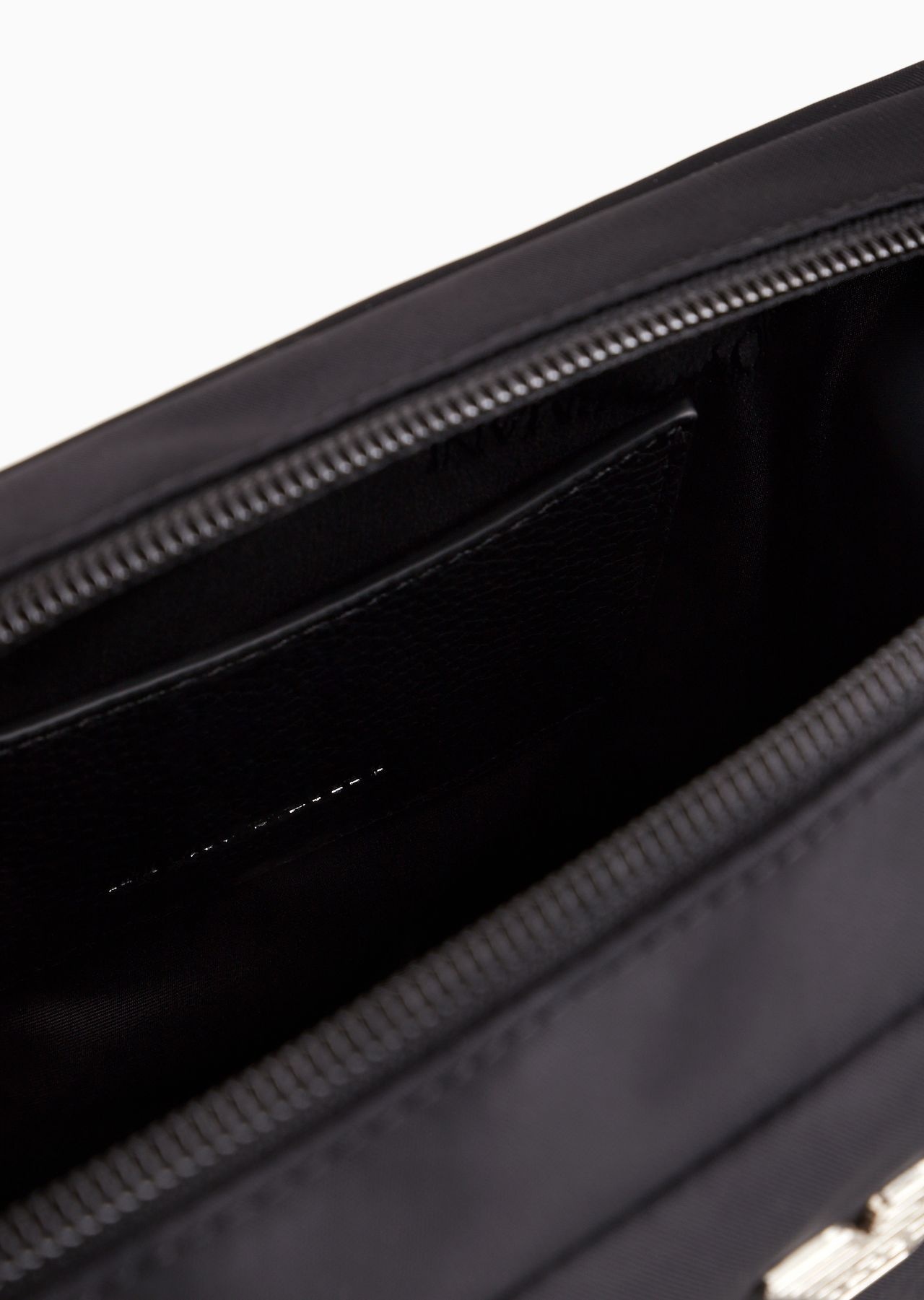 Travel Essentials medium washbag in recycled nylon - 3