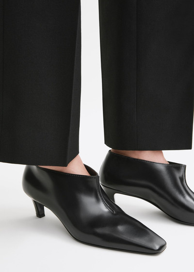 Totême The Wide Shaft Shoe black outlook