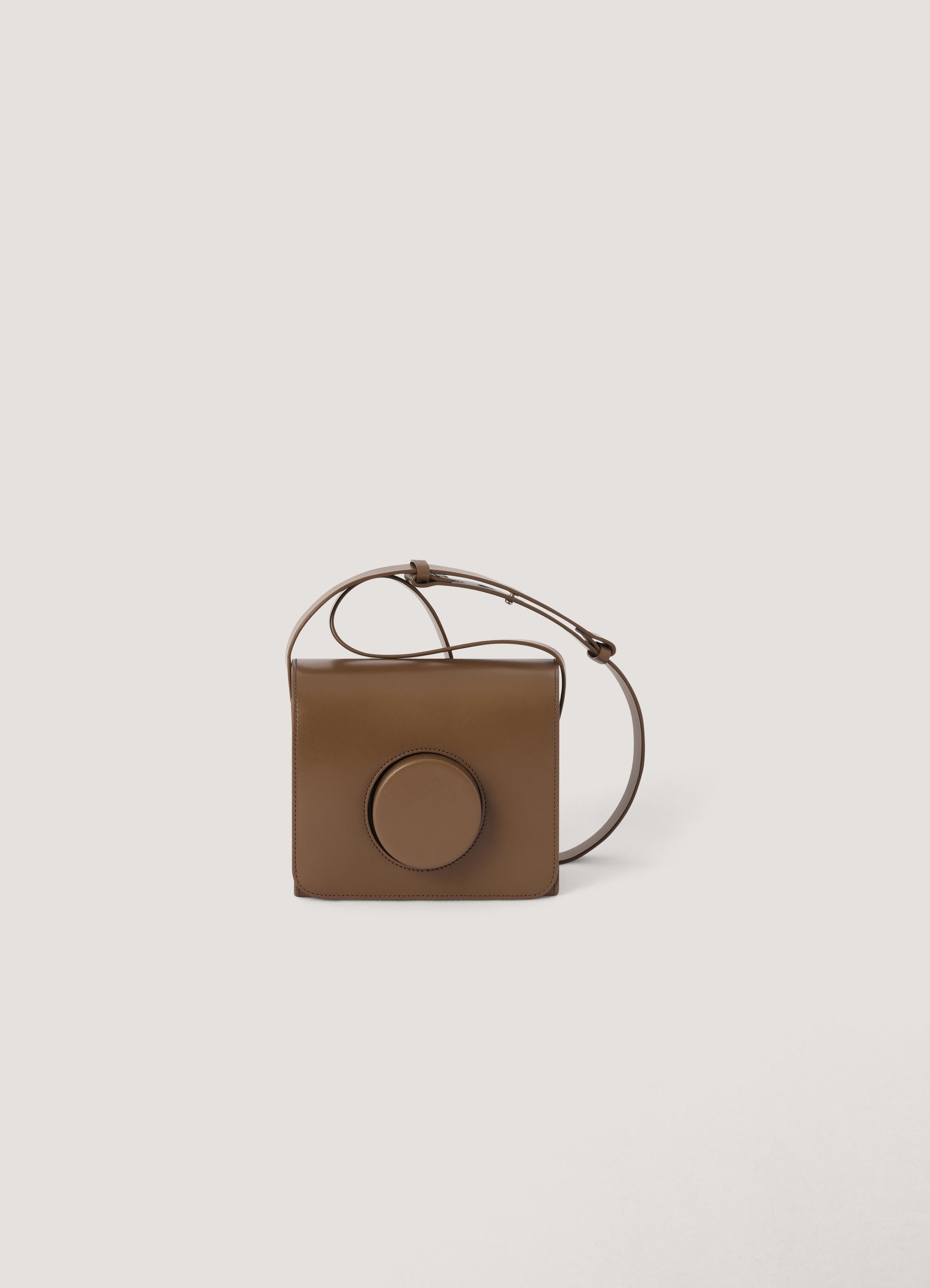 CAMERA BAG
VEGETABLE-TANNED LEATHER - 1