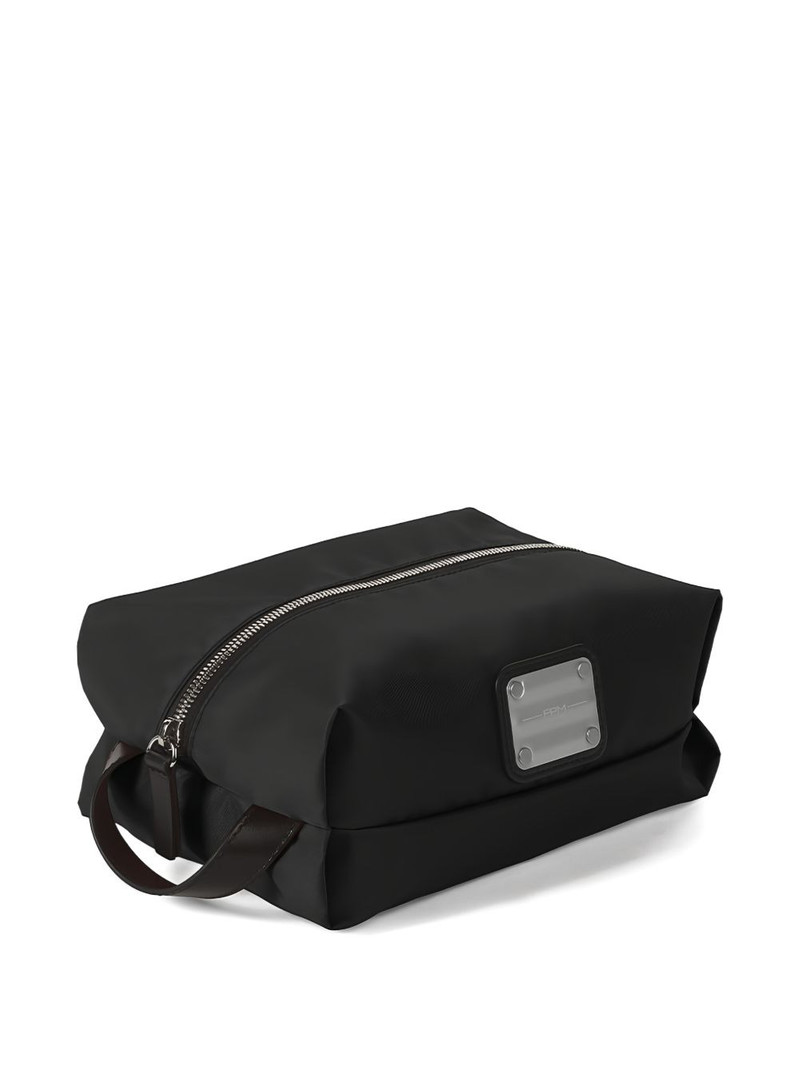 logo-detail luggage 1