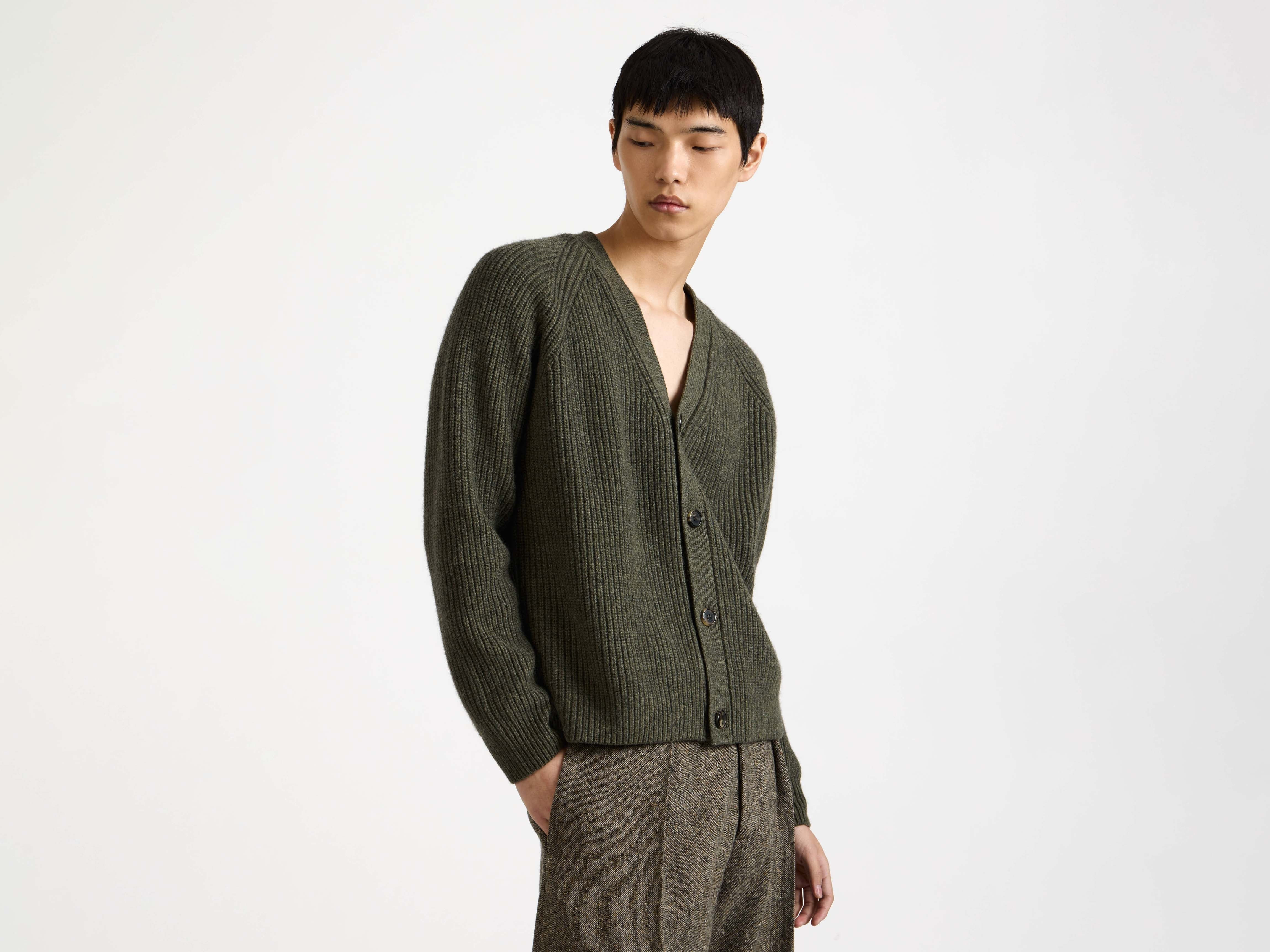 V-NECK CARDIGAN IN HUNTER GREEN - 5
