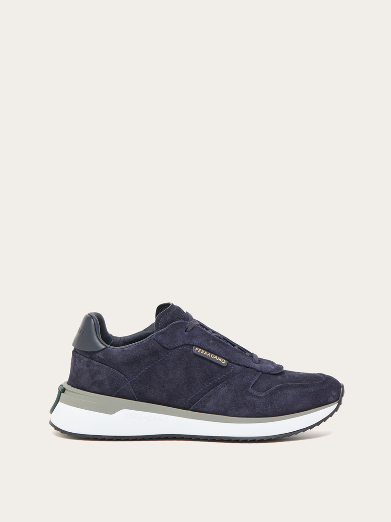 Low cut sneaker 1