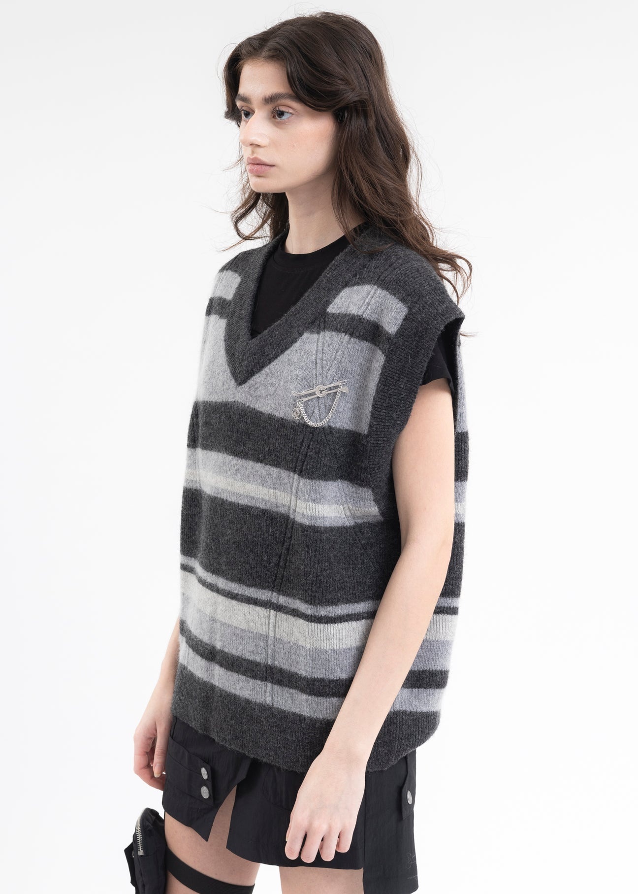 GRAY AND BLACK HOLLOW OUT V-NECK KNIT VEST - 3