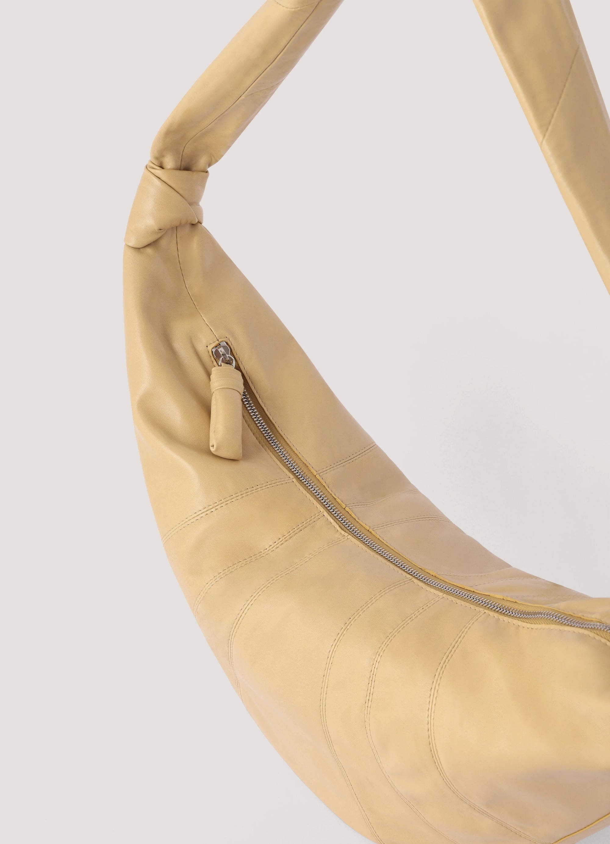 LARGE CROISSANT BAG
SOFT NAPPA LEATHER - 3