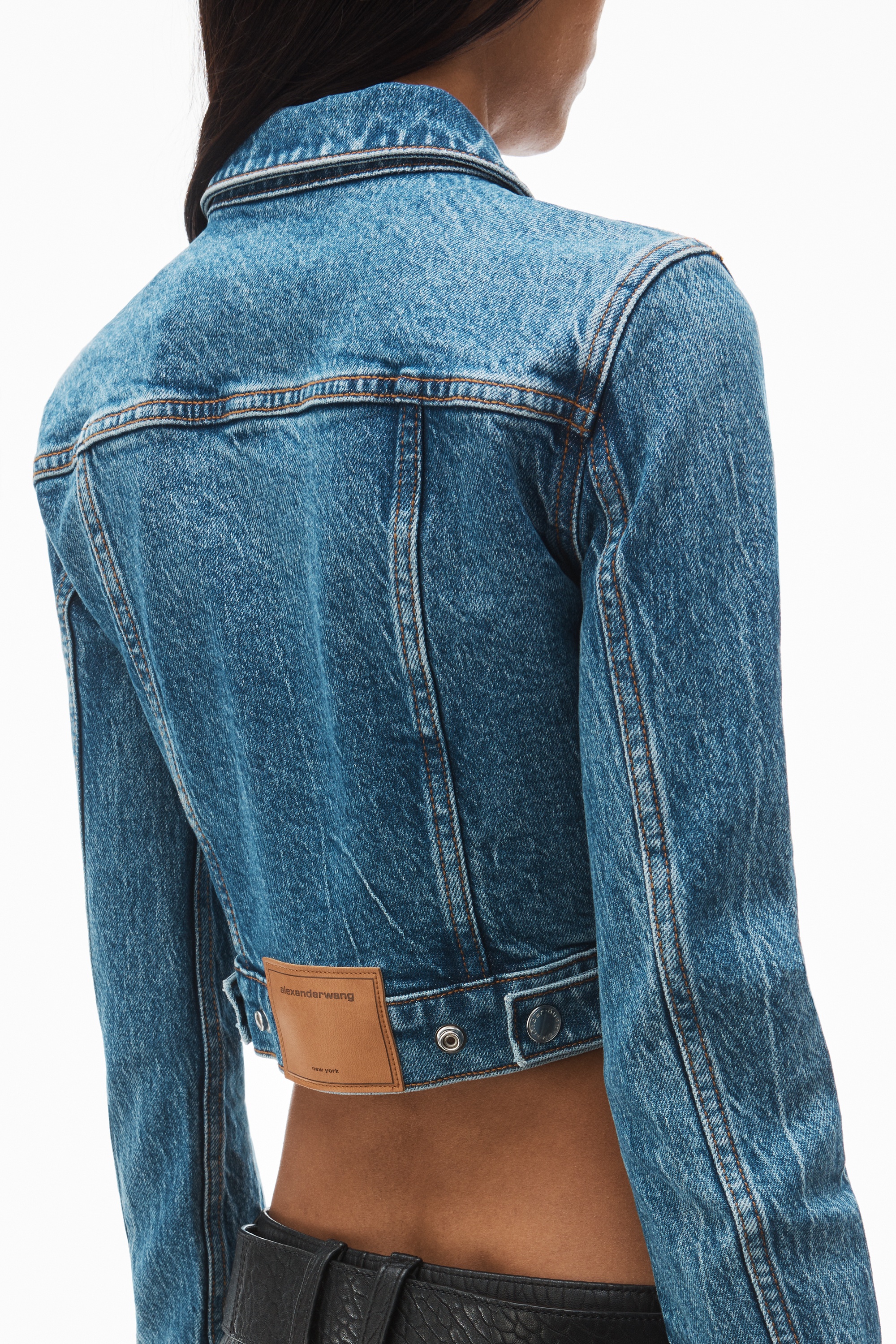 cropped trucker jacket in comfort-stretch denim - 6