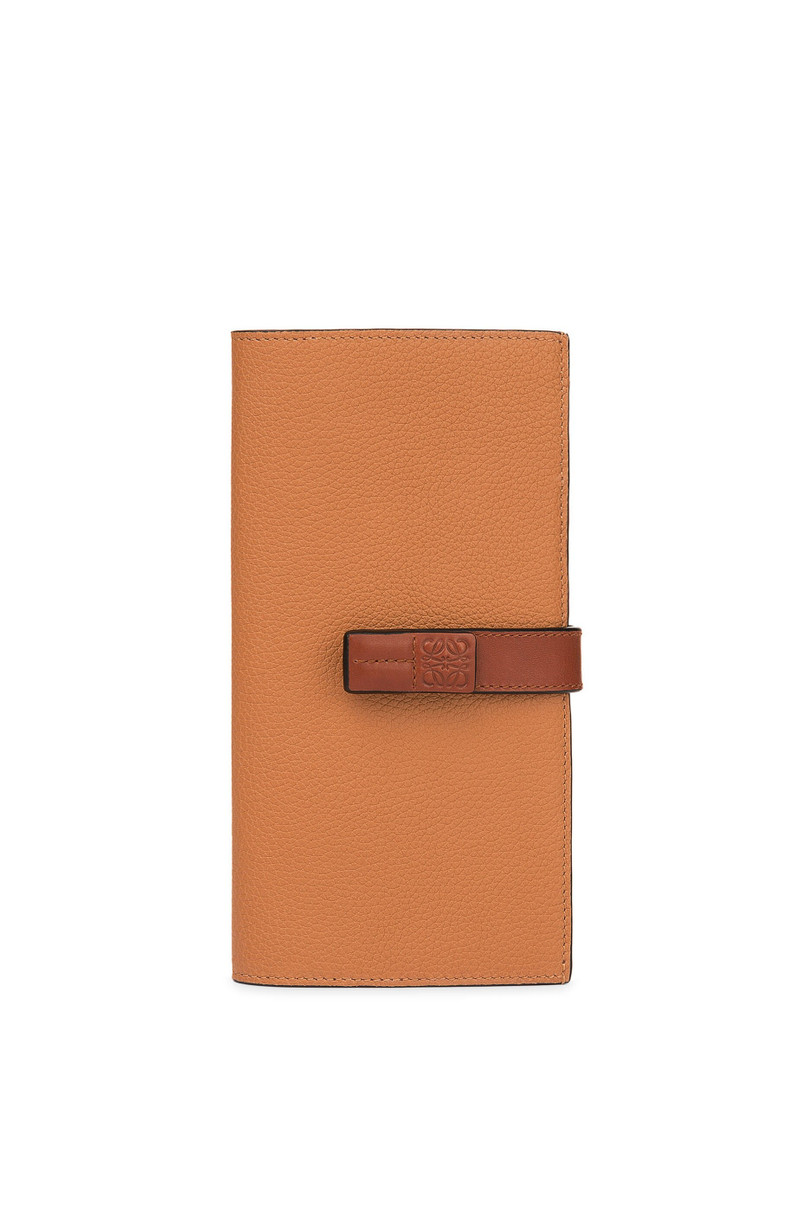 Large vertical wallet in grained calfskin 1