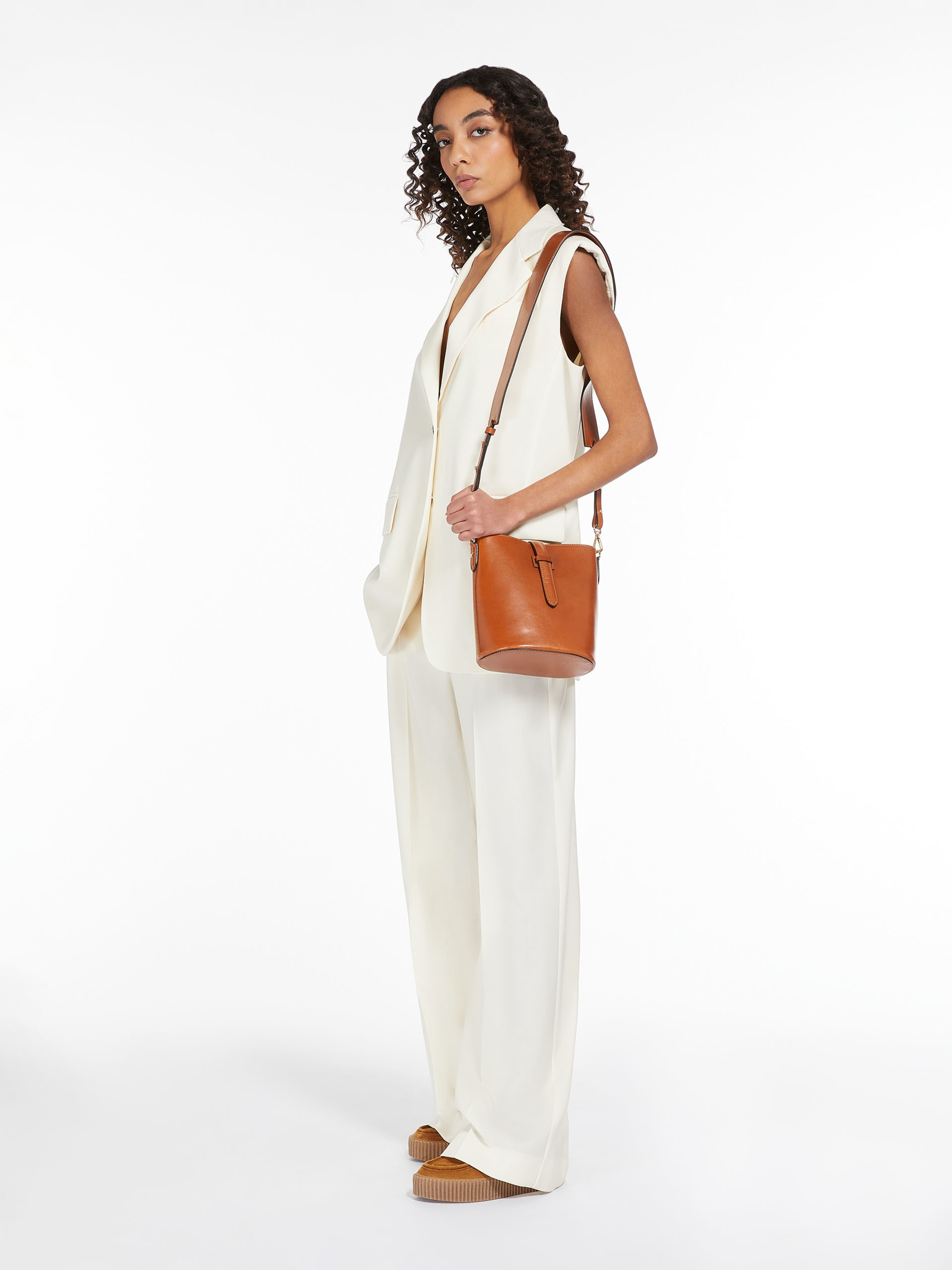WELLS Small leather bucket bag - 7